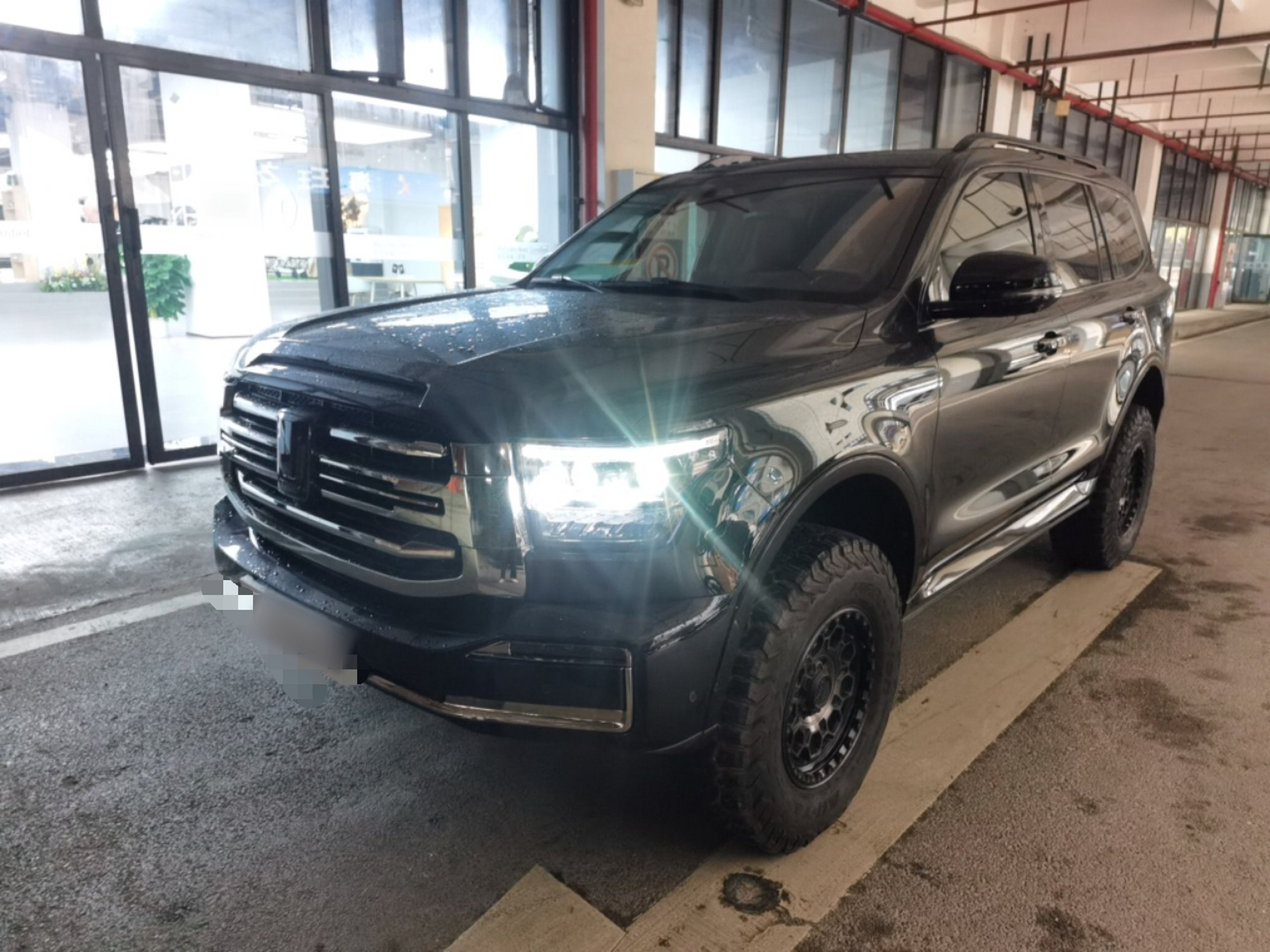 تحت مقدمة السيارة