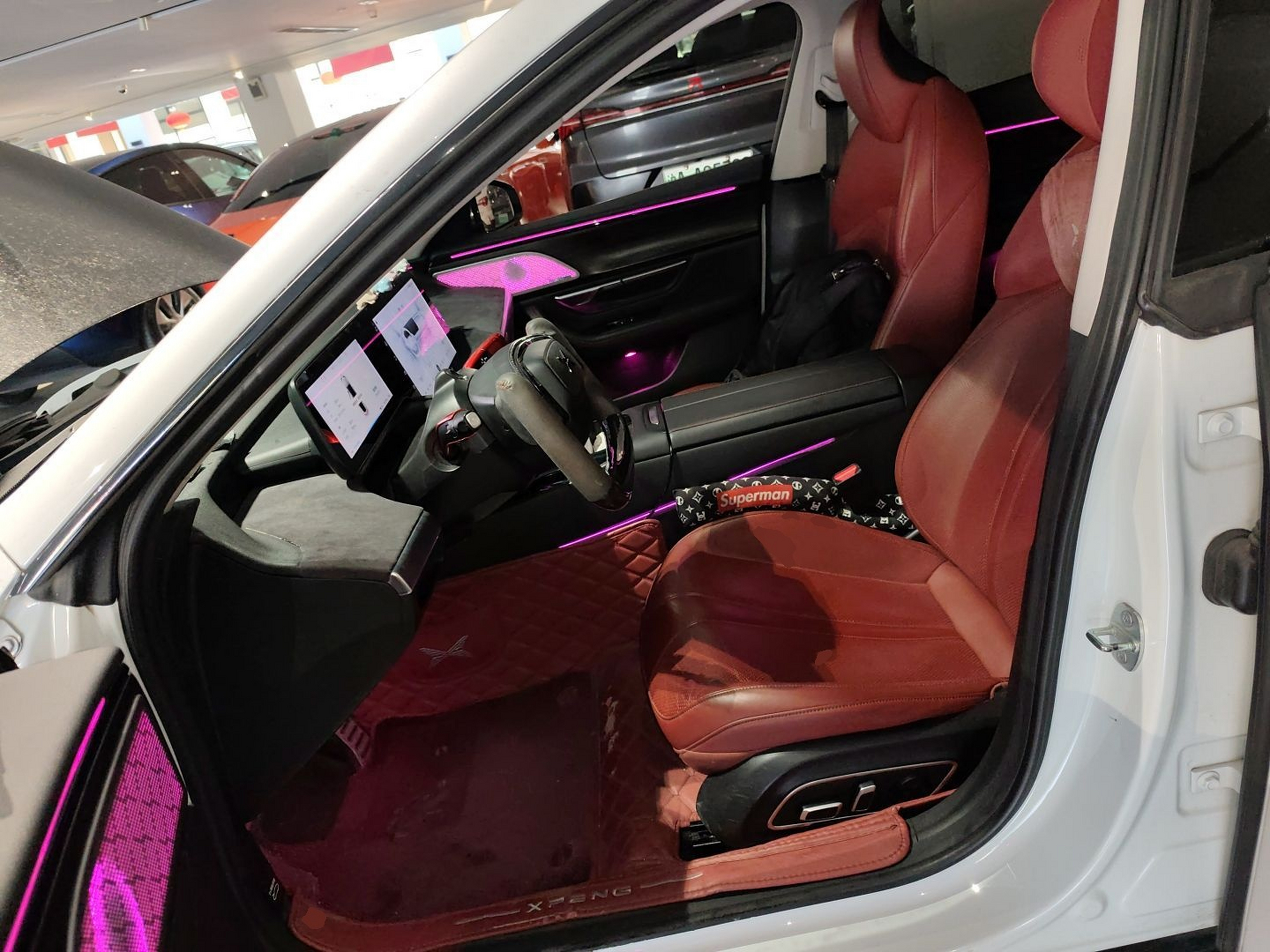 المقاعد الأمامية داخل السيارة