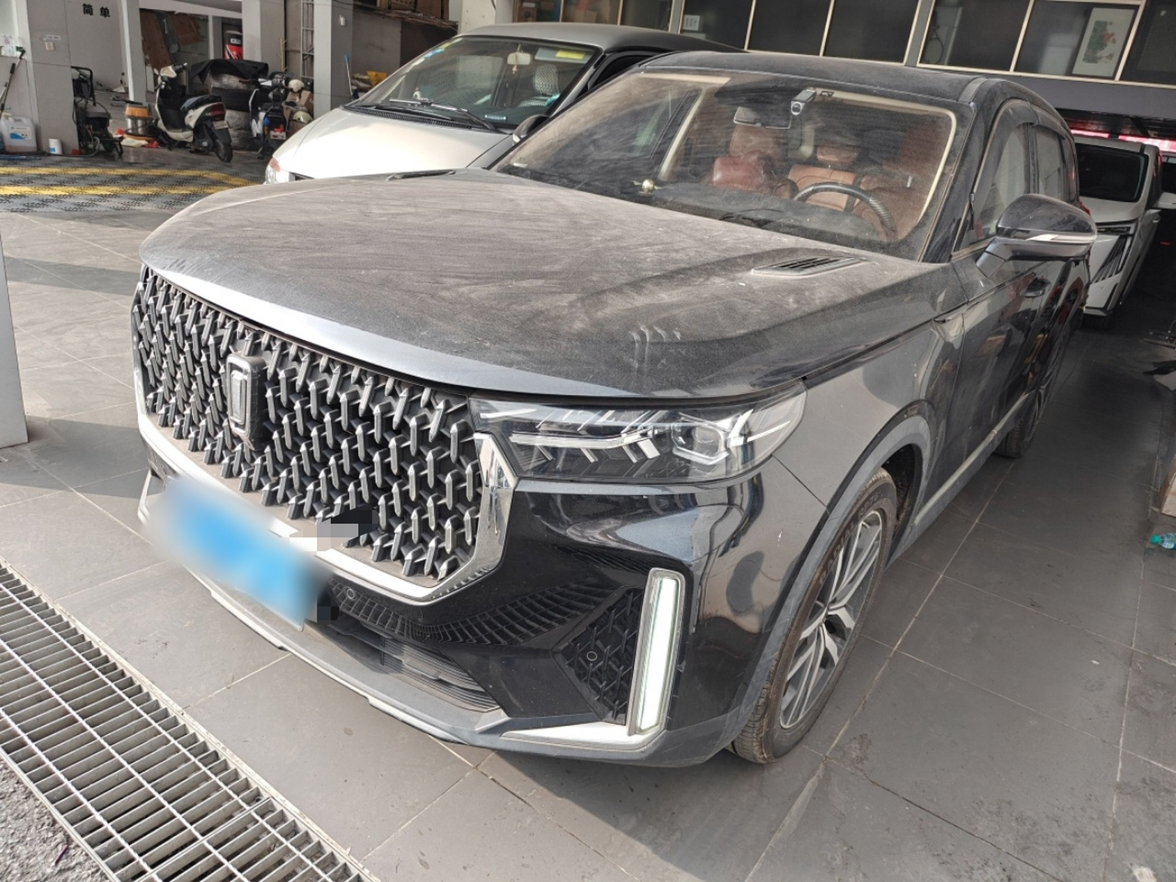 تحت مقدمة السيارة