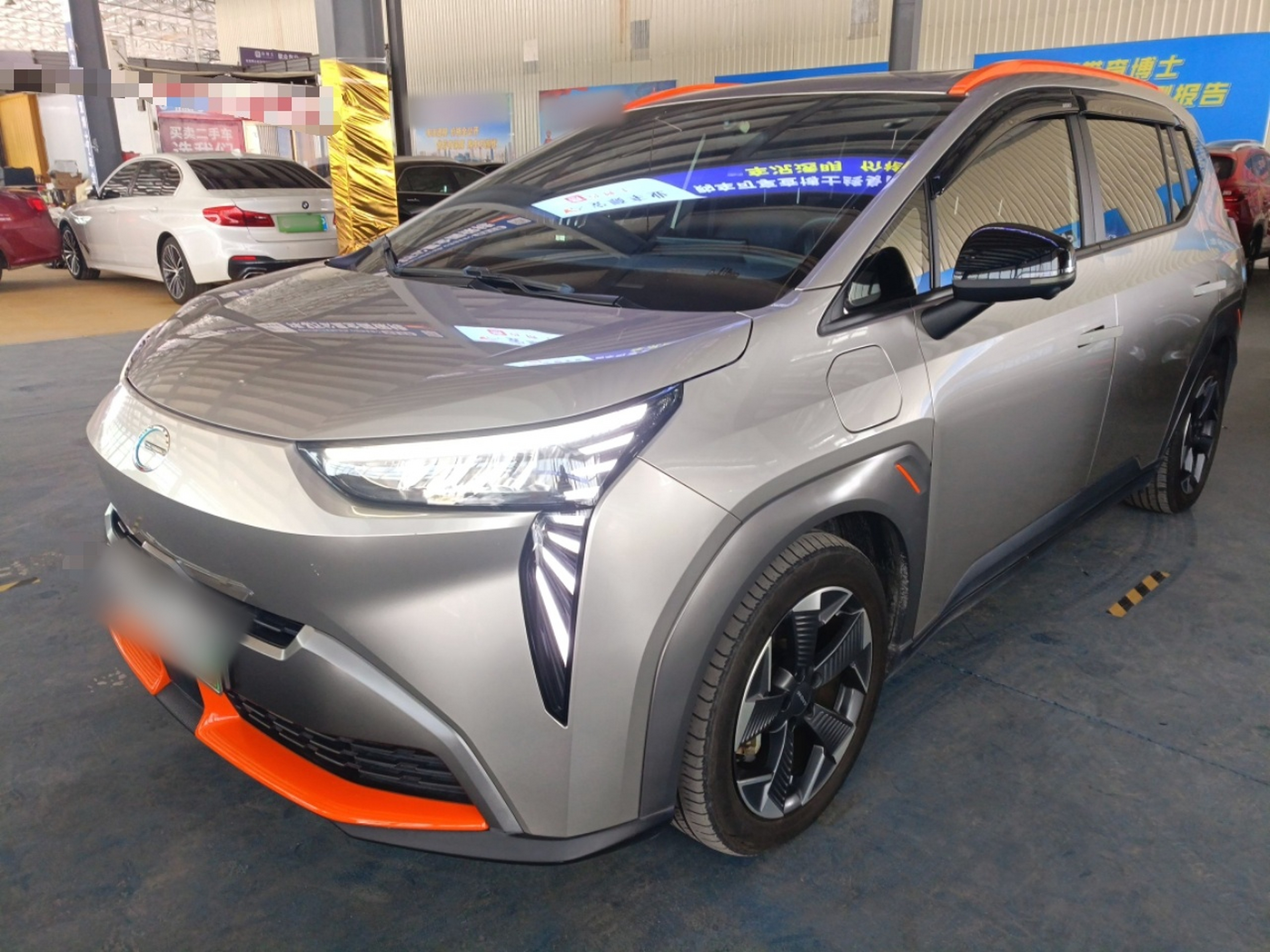 Под передней частью автомобиля