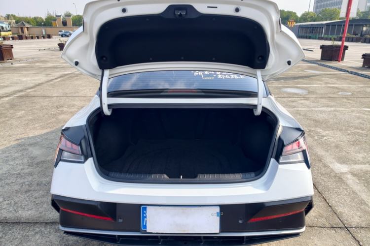 Used Hyundai Elantra 2023 1.5L CVT LUX Prestige Edition
