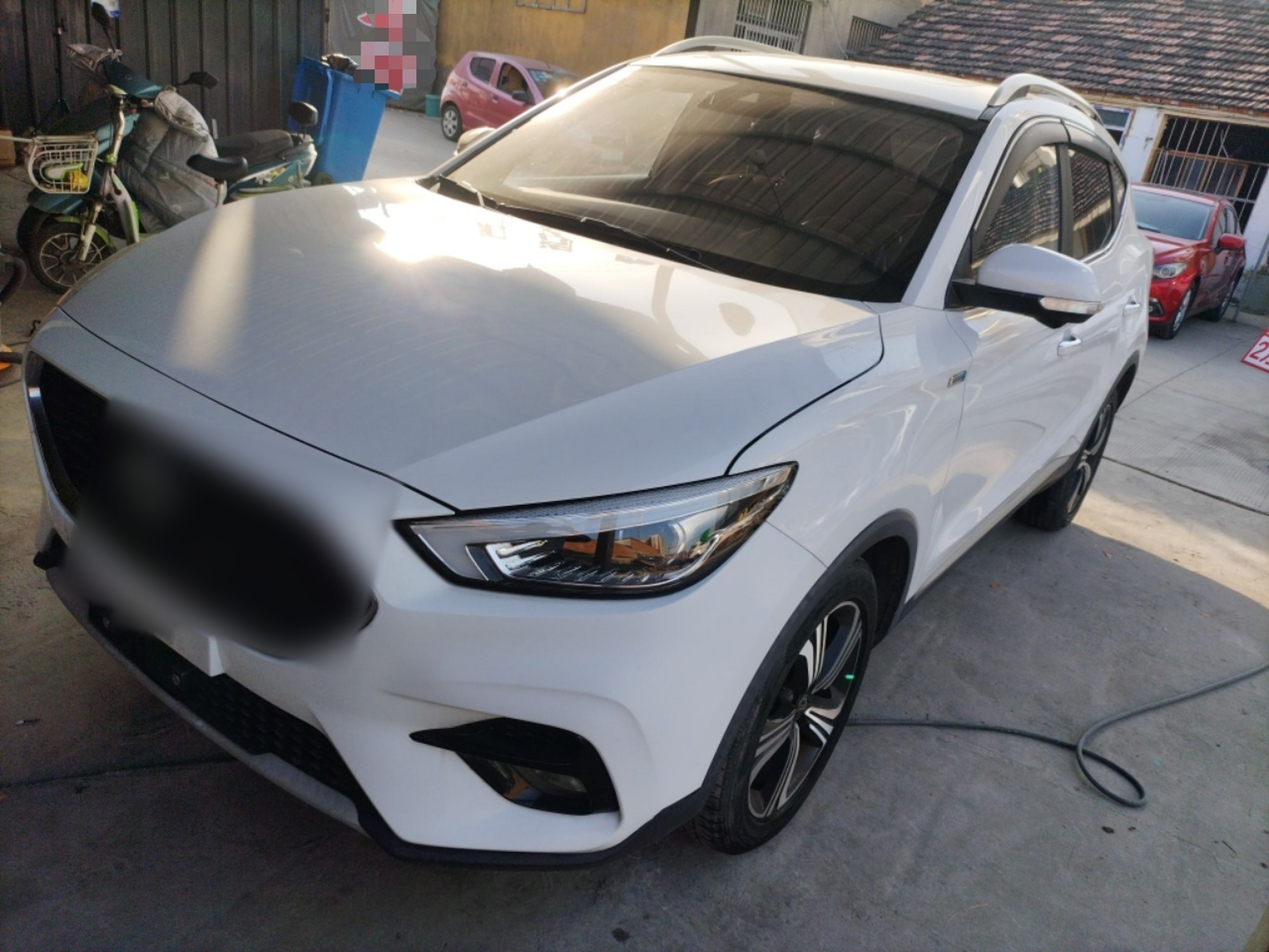 Под передней частью автомобиля