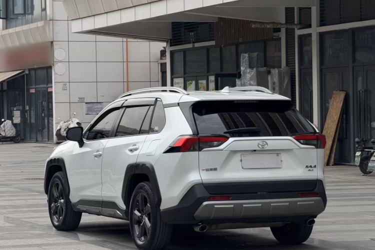 Used Toyota RAV4 2022 2.0L CVT 4x4 Fashion Edition
