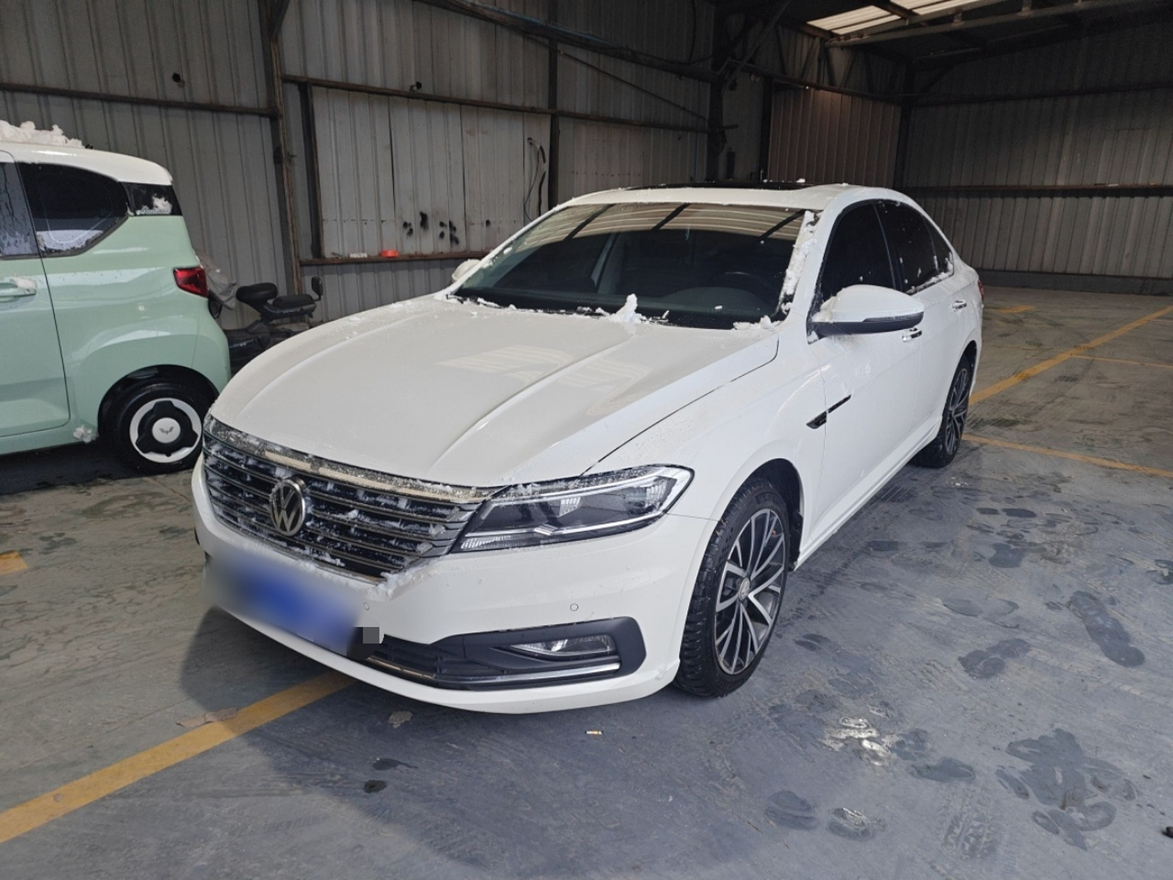 تحت مقدمة السيارة