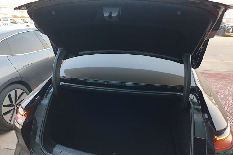 Used  E8 2024 550 km Range Rear-Wheel-Drive PRO