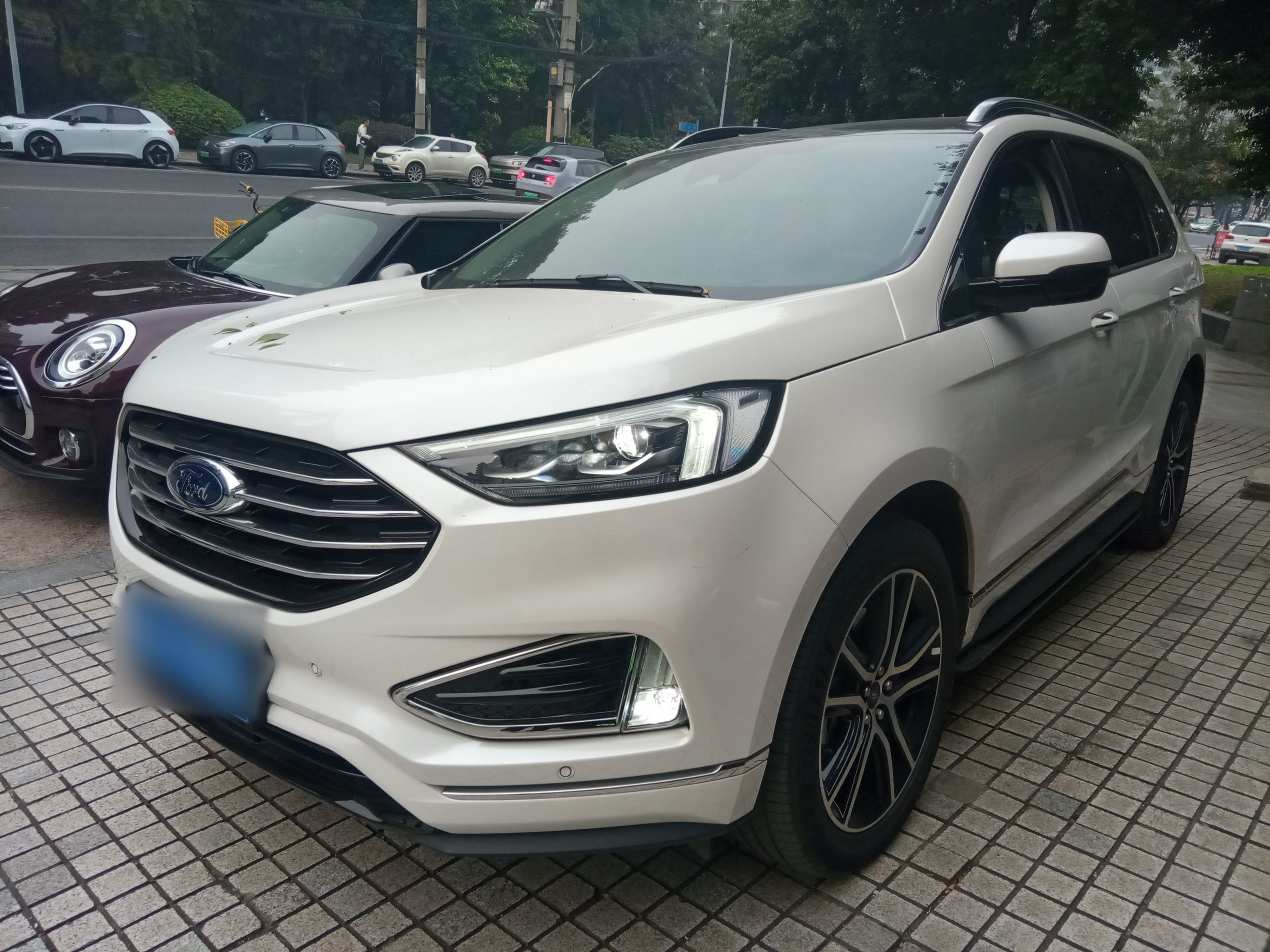 تحت مقدمة السيارة