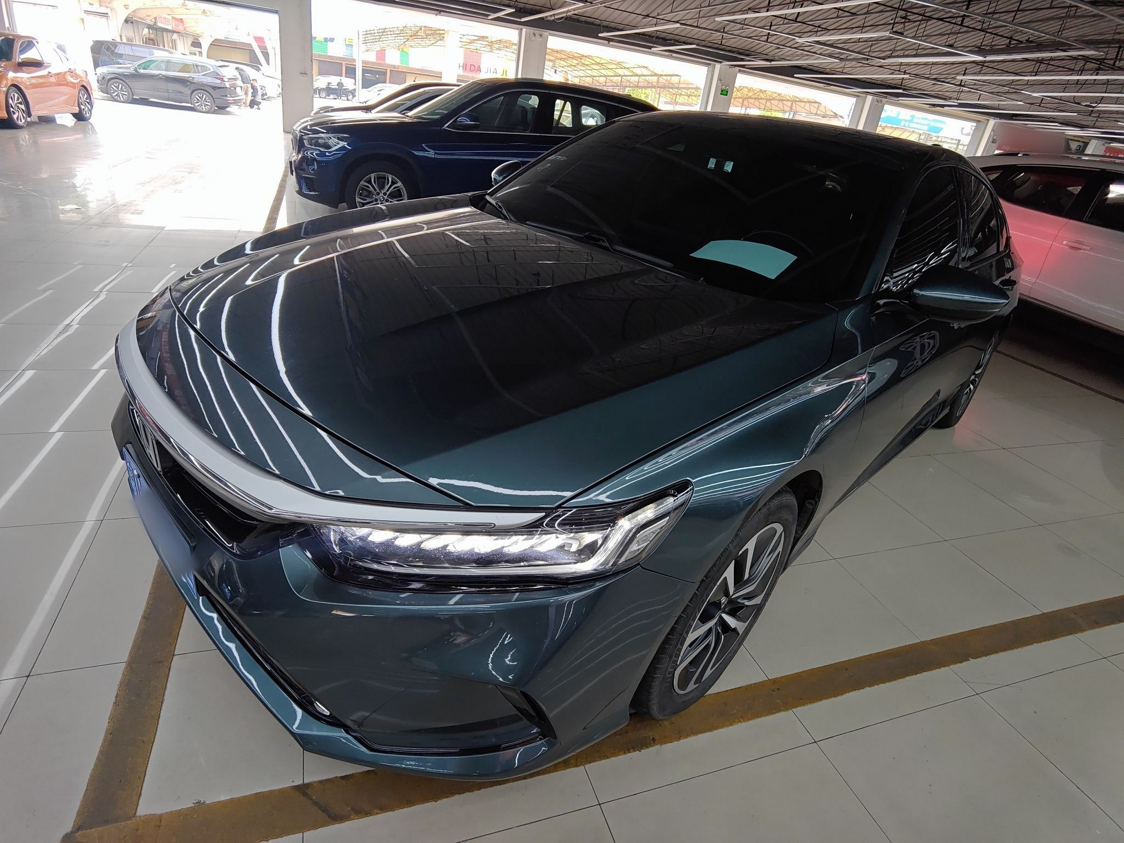 تحت مقدمة السيارة