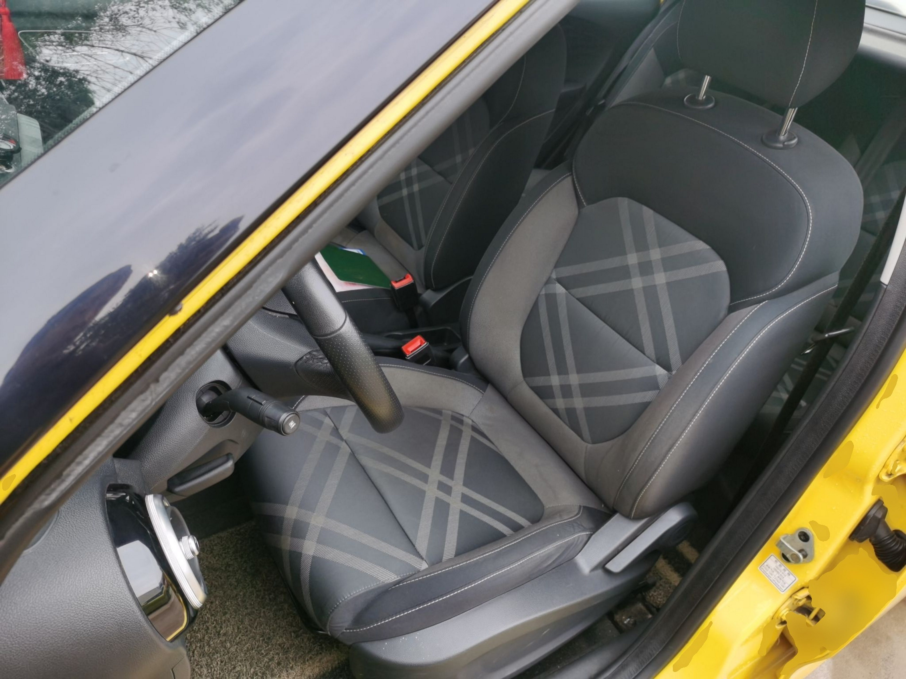 المقاعد الأمامية داخل السيارة