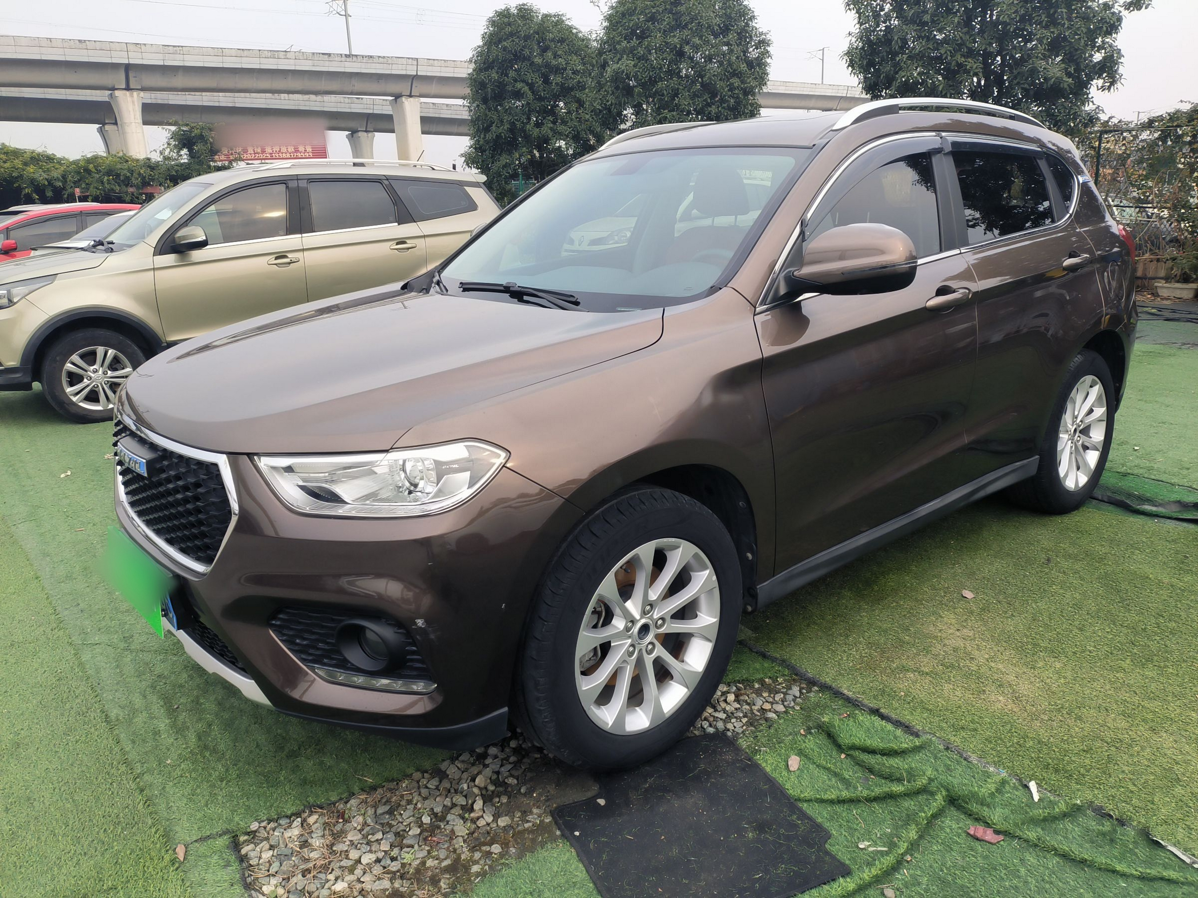 Под передней частью автомобиля