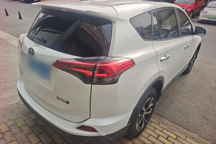 Used Toyota RAV4 2016 2.0L CVT Two-Wheel Drive Fashion Edition China V Standard
