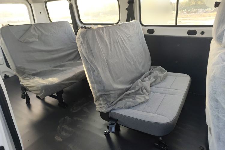 Used Wuling Yangguang 2024 300KM Comfort Version Passenger Van 75kW
