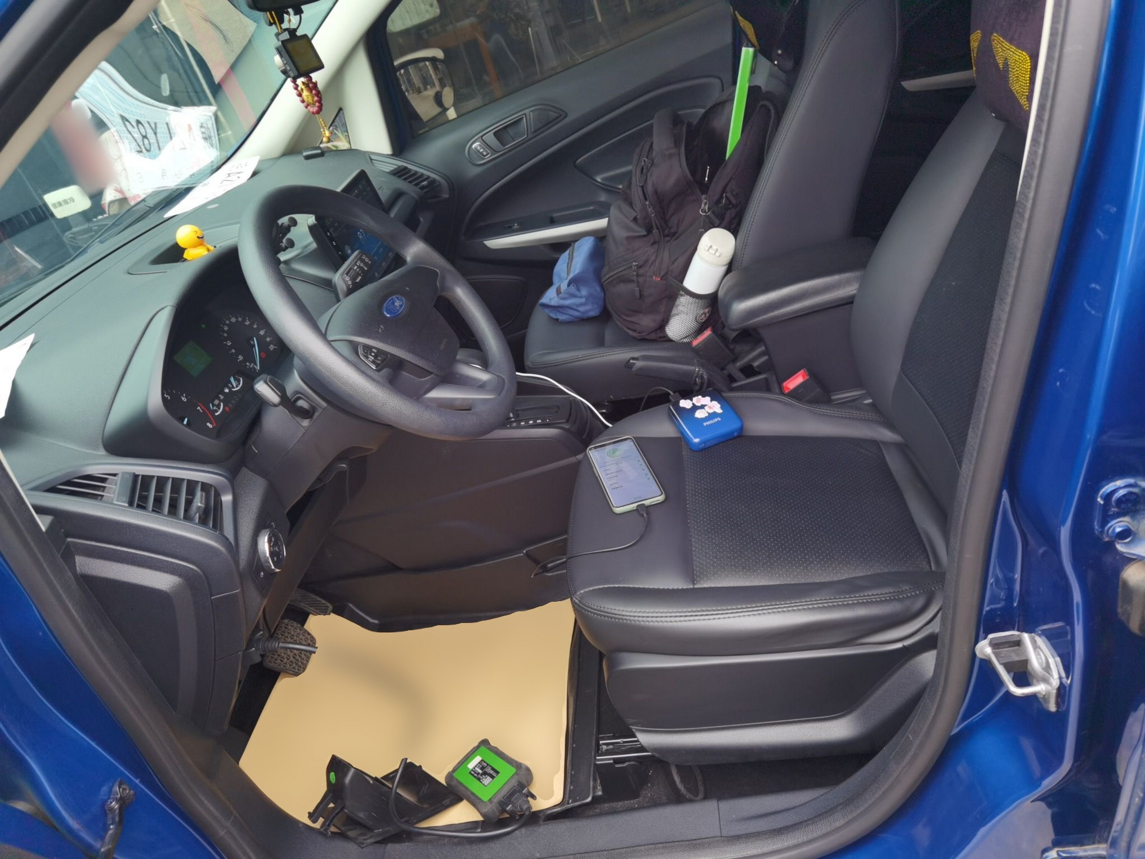 المقاعد الأمامية داخل السيارة