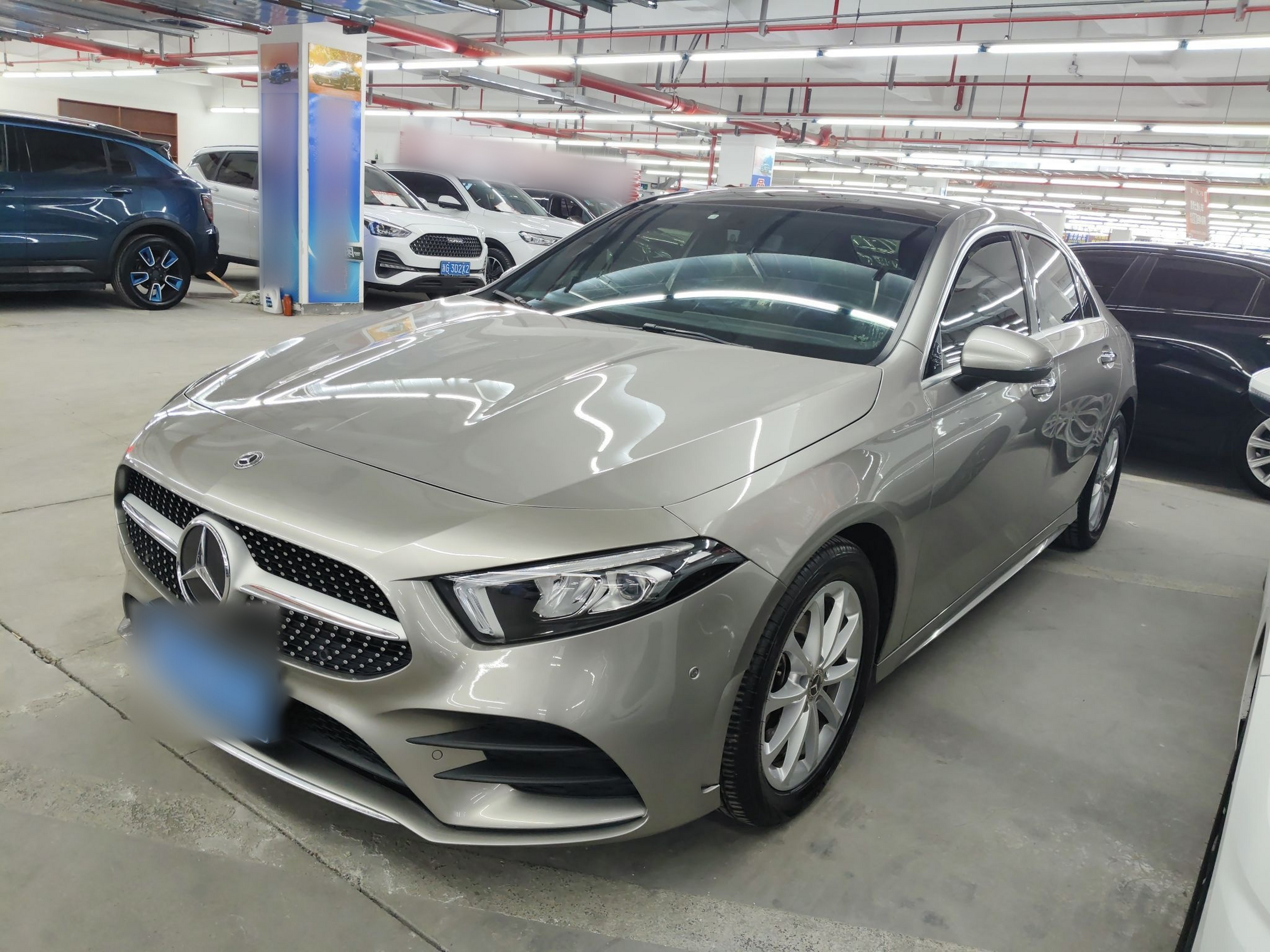 تحت مقدمة السيارة