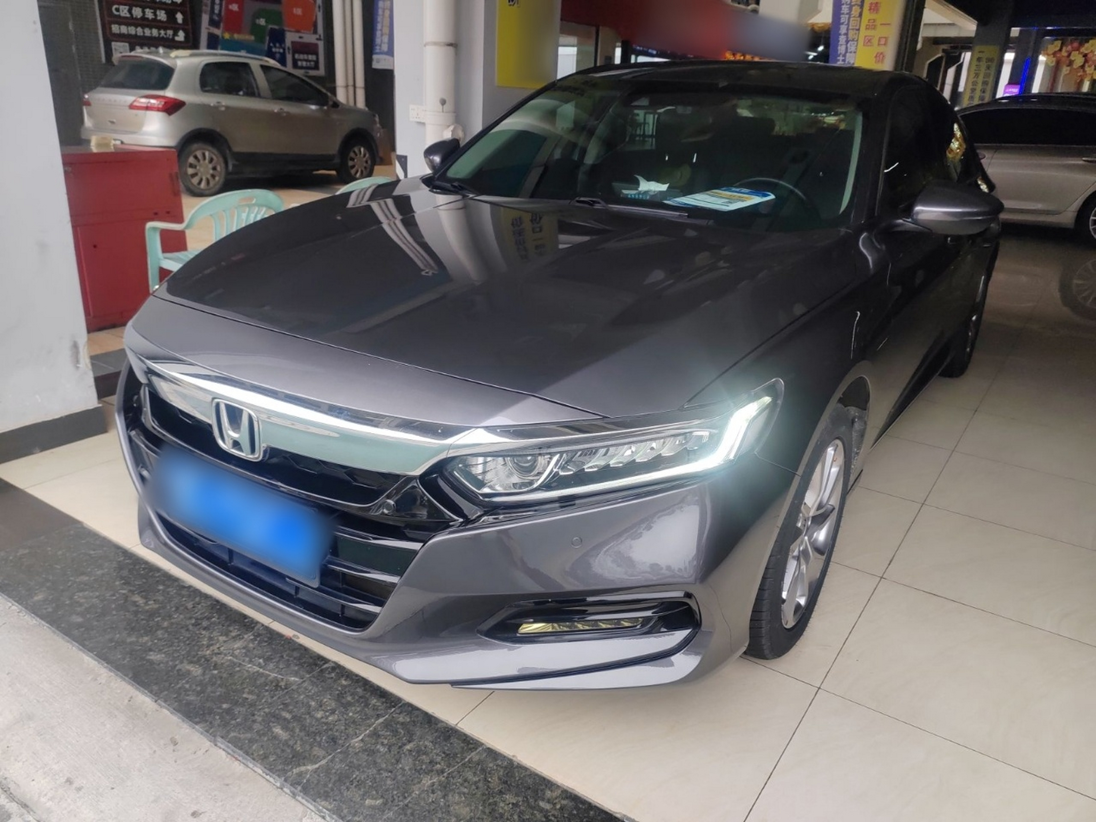 Под передней частью автомобиля