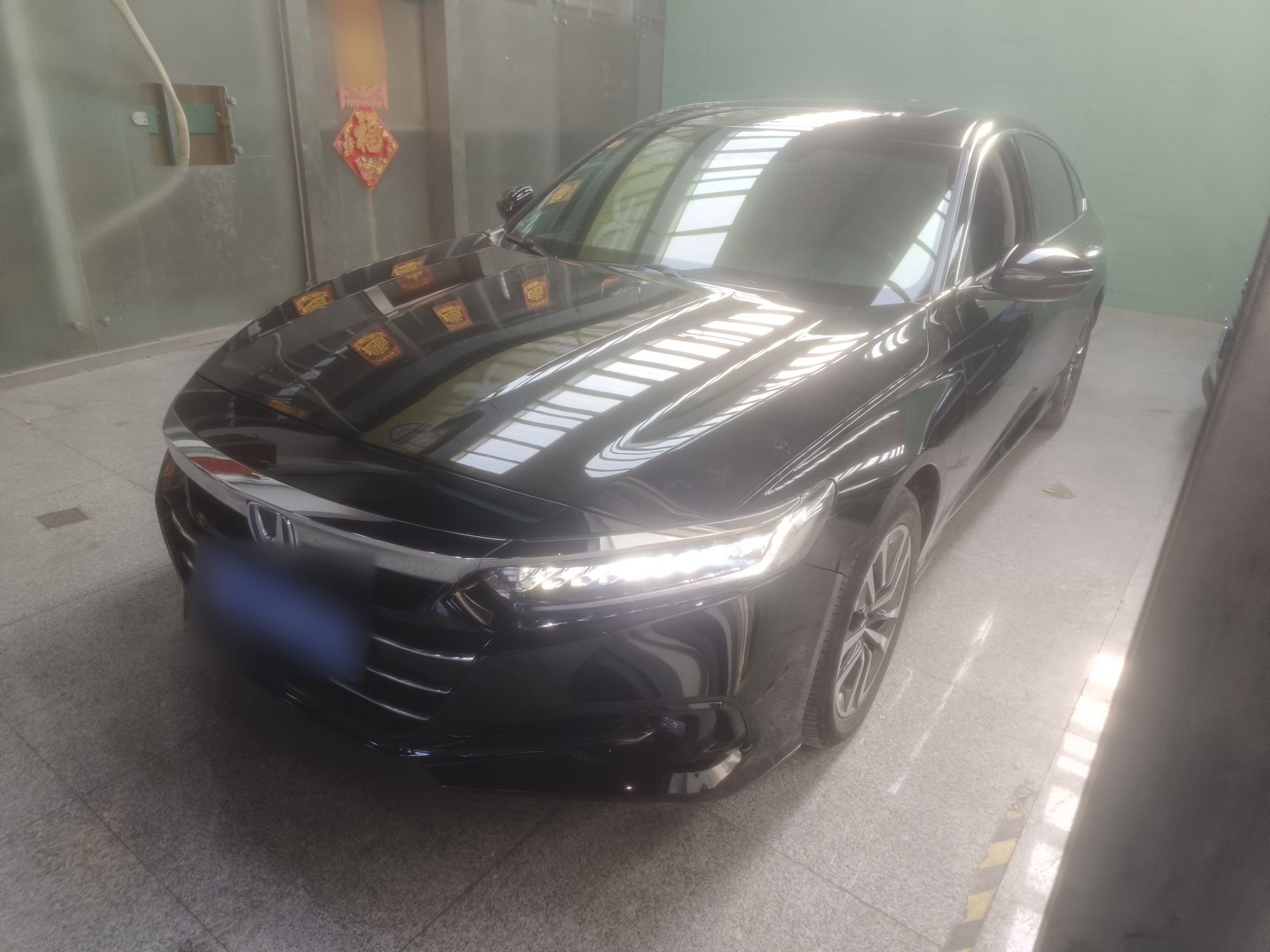 تحت مقدمة السيارة