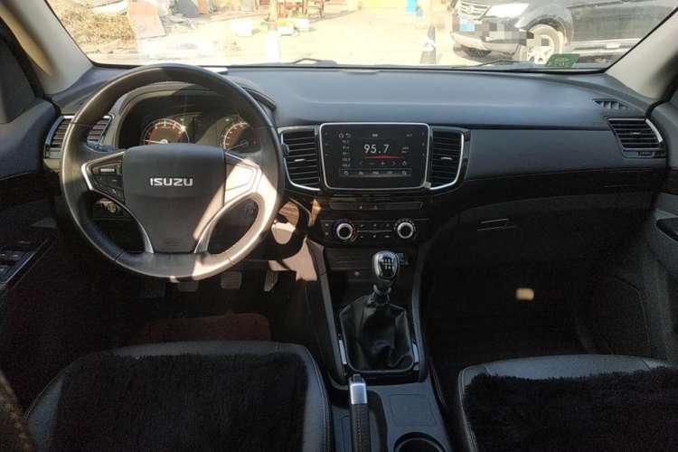 Used Isuzu D-MAX 2019 2.5T Two-Wheel Drive Manual Flagship Version China VI Emission Standard Extended Length JE4D25Q6A
