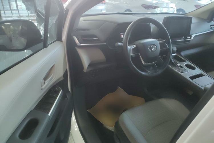 Used Toyota Sienna 2023 2.5L Hybrid Comfort Edition
