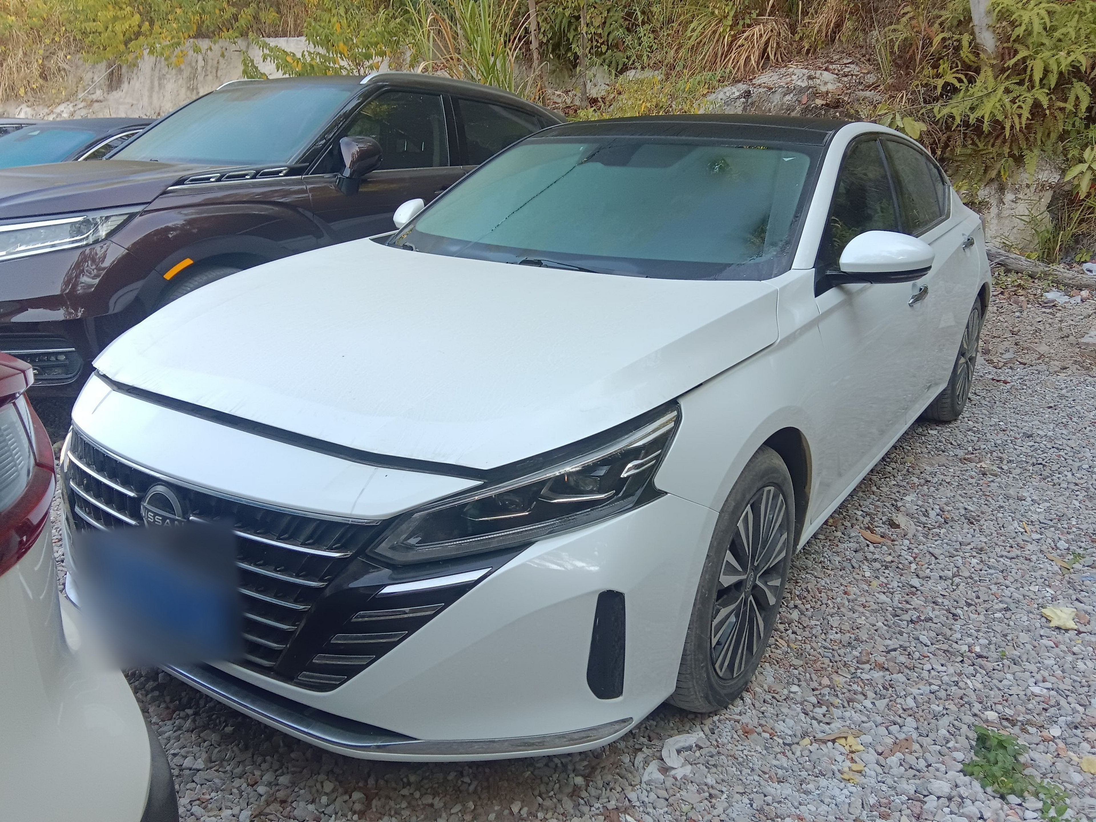 Под передней частью автомобиля