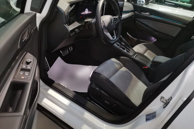 Used Volkswagen Golf 2025 300TSI R-Line
