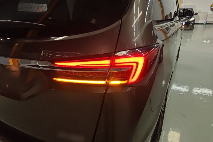 Used Buick GL8 2023 Land Executive Class Comfort Model
