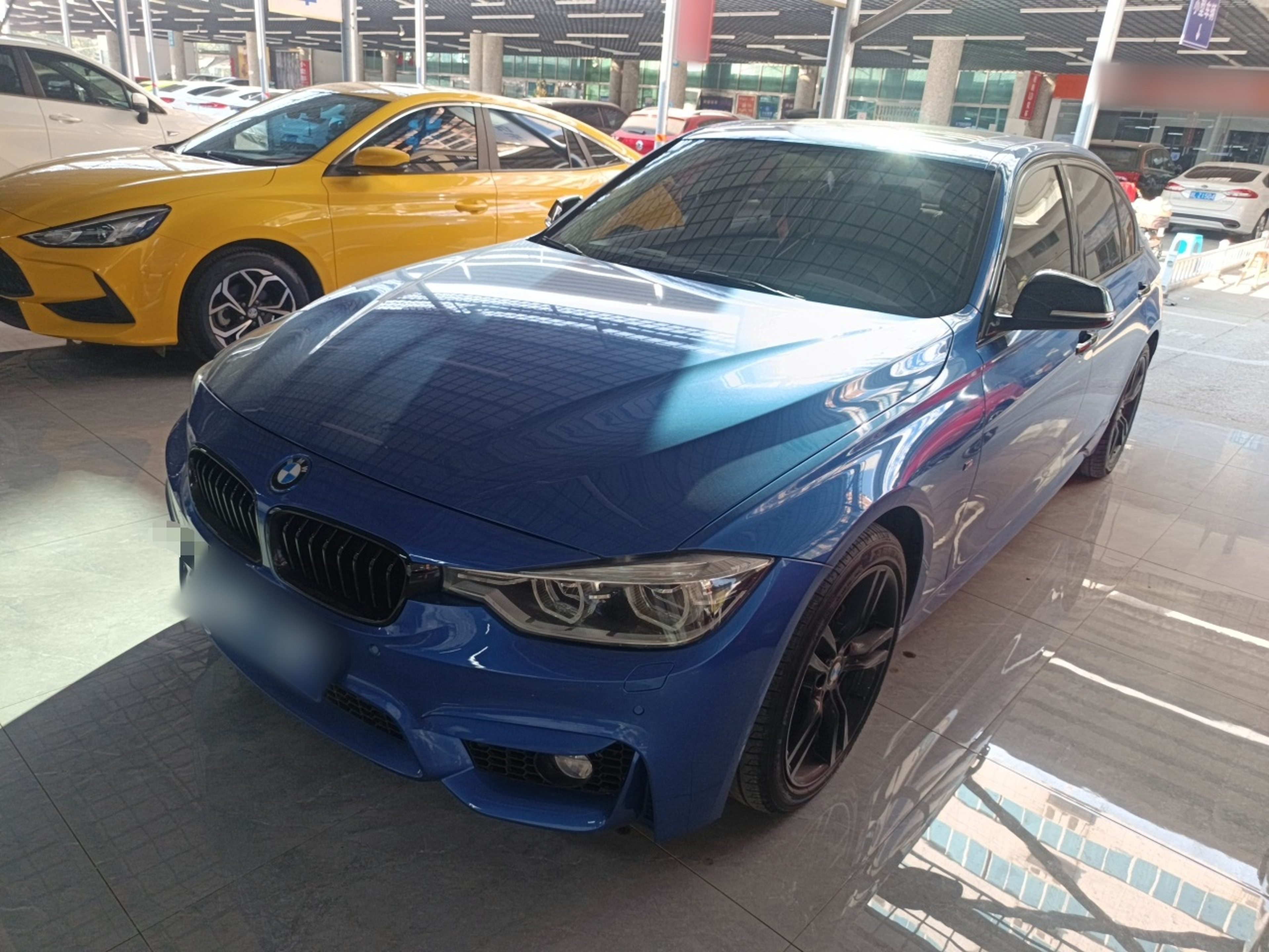 تحت مقدمة السيارة