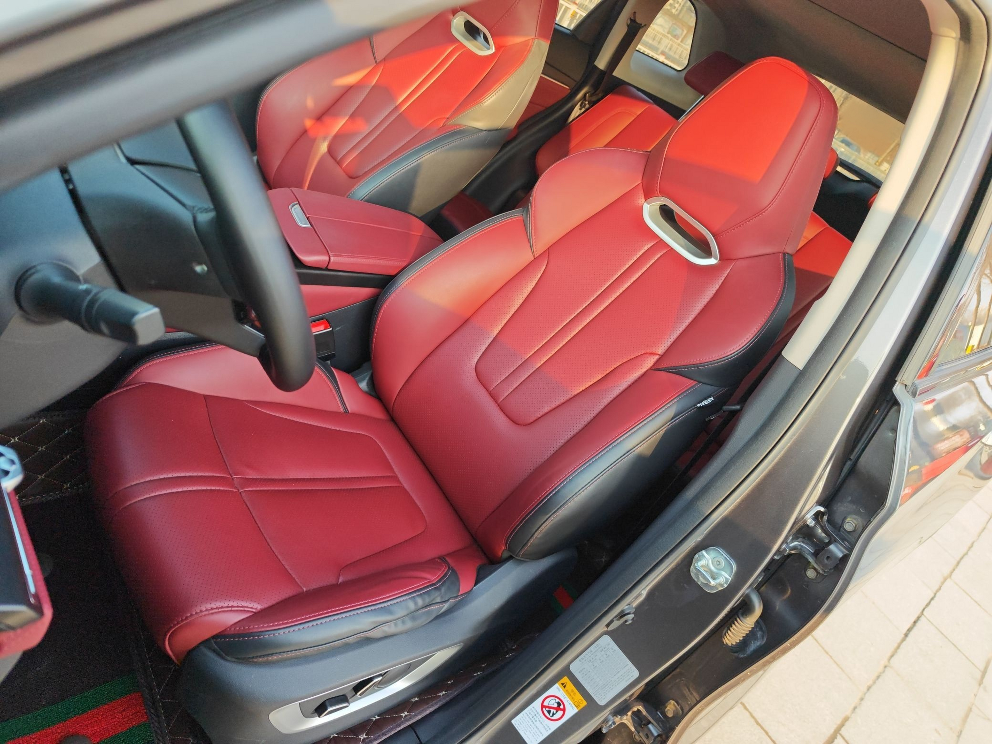 Переднее сиденье в автомобиле