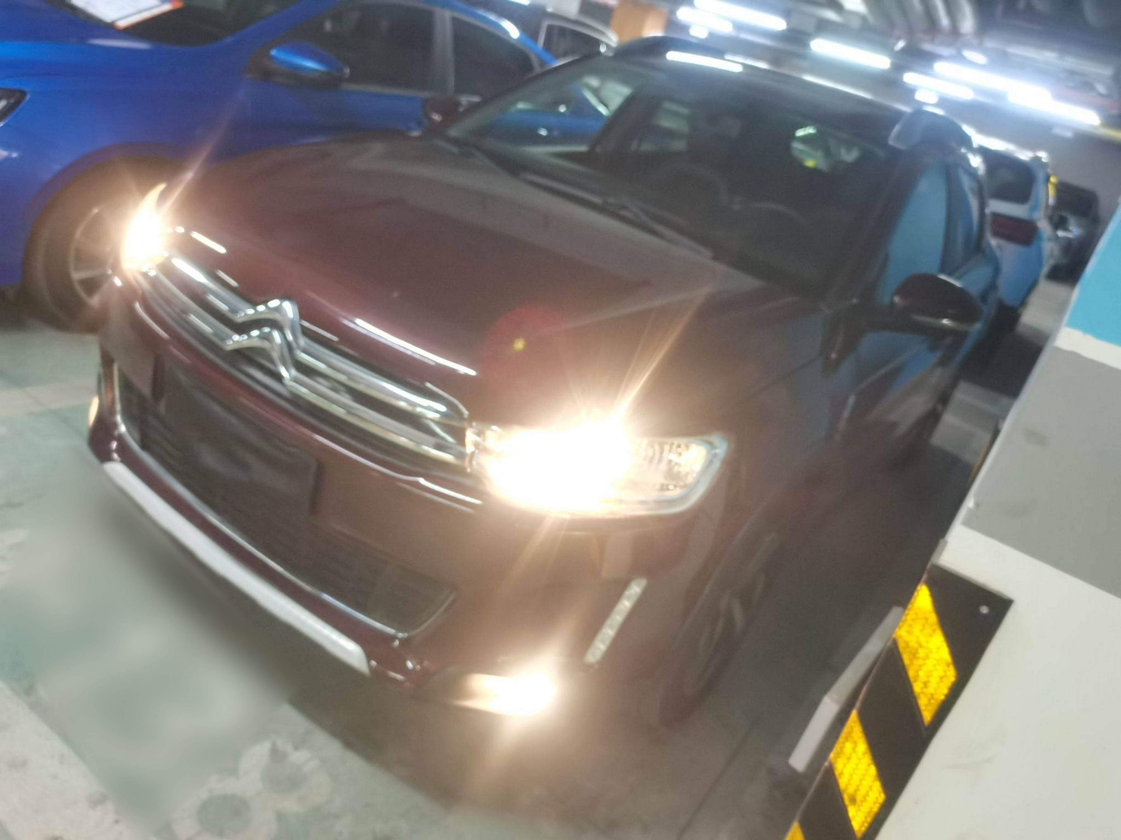 Под передней частью автомобиля