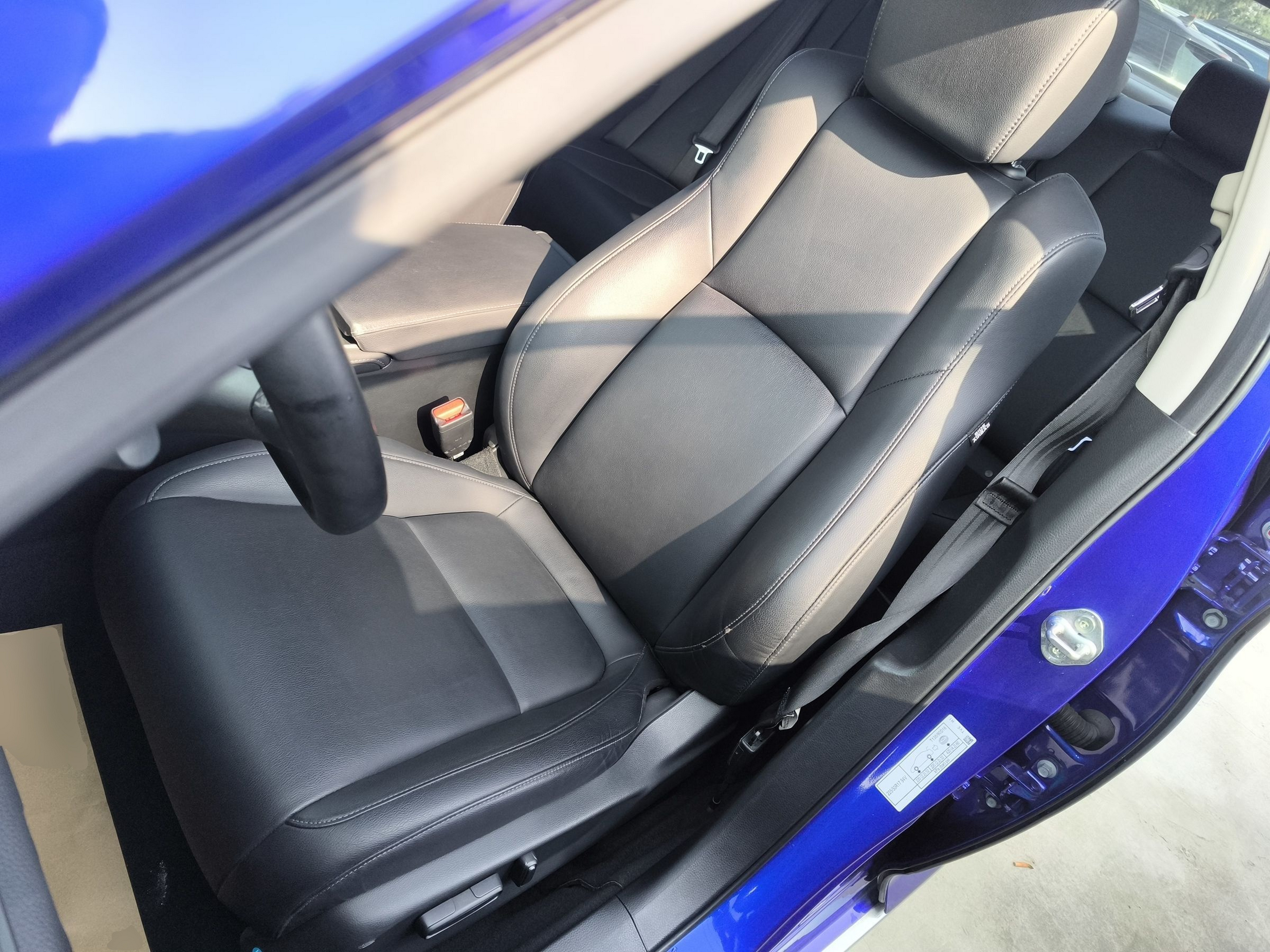 Переднее сиденье в автомобиле