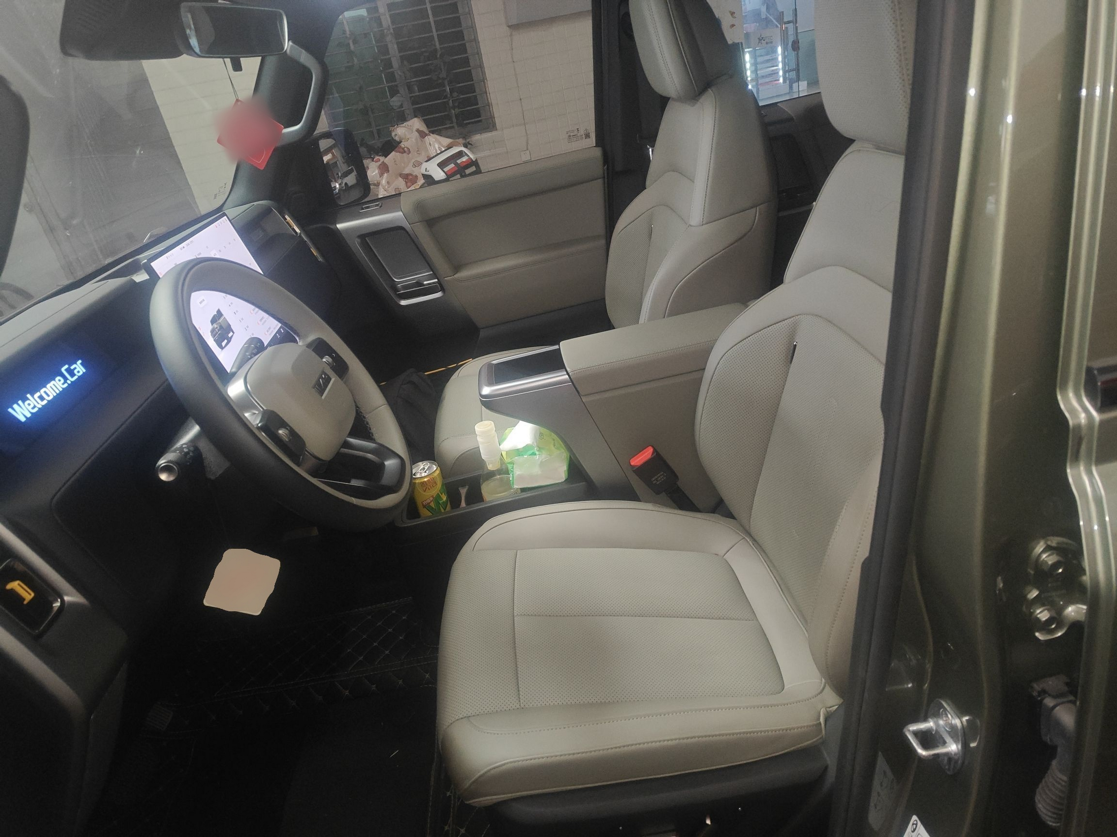 المقاعد الأمامية داخل السيارة