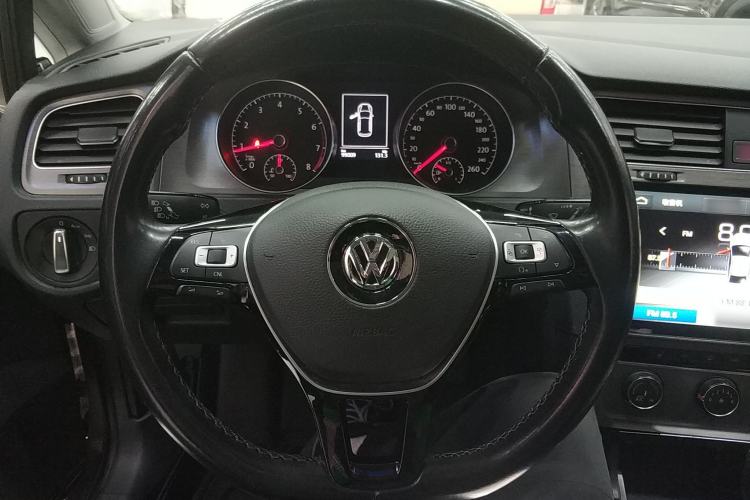 Used Volkswagen Golf 2016 230TSI Automatic Luxury Version
