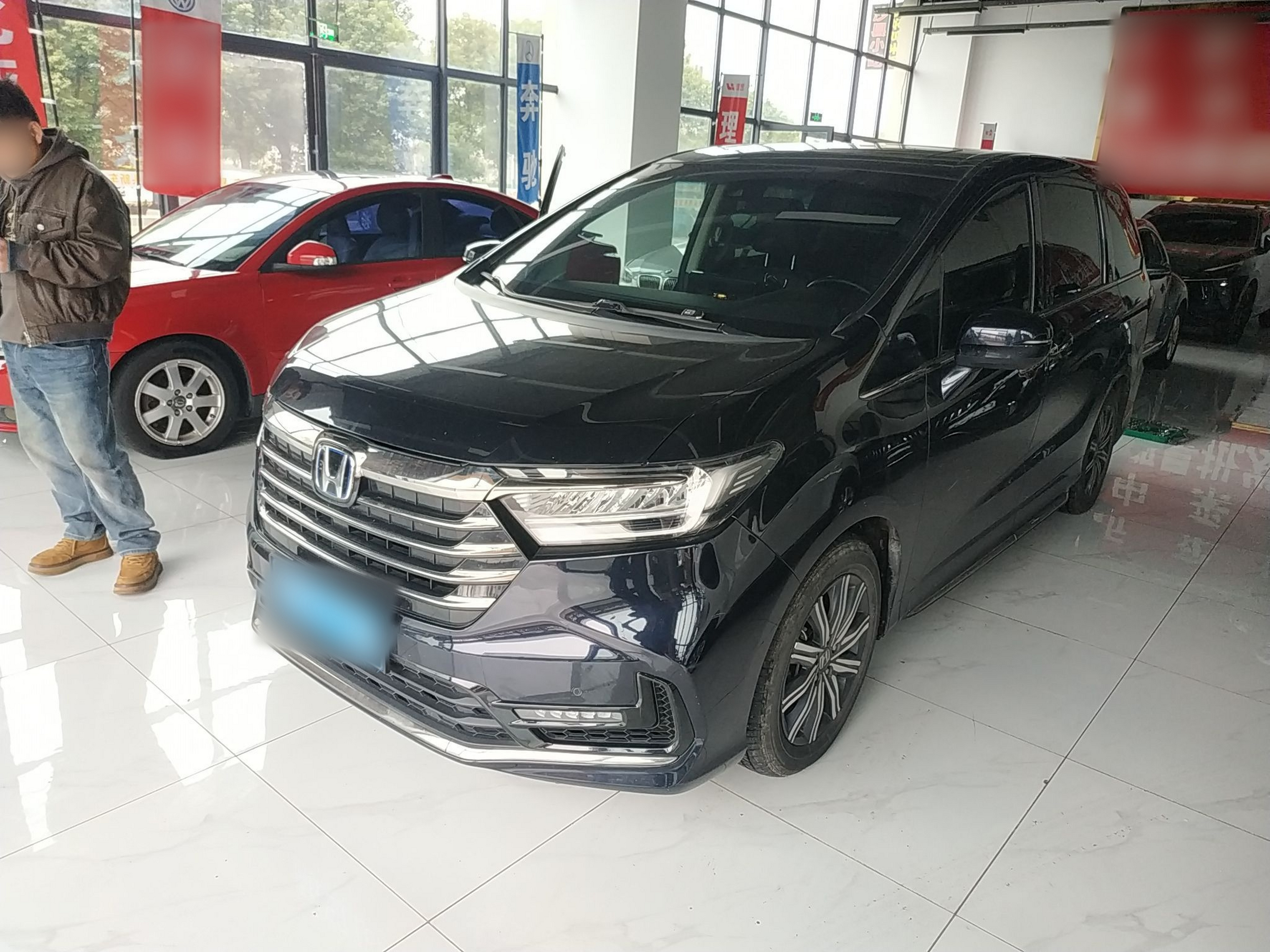 Под передней частью автомобиля