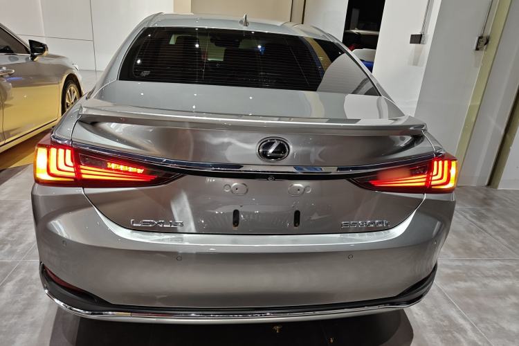 Used Lexus ES 2020 300h Premier Edition
