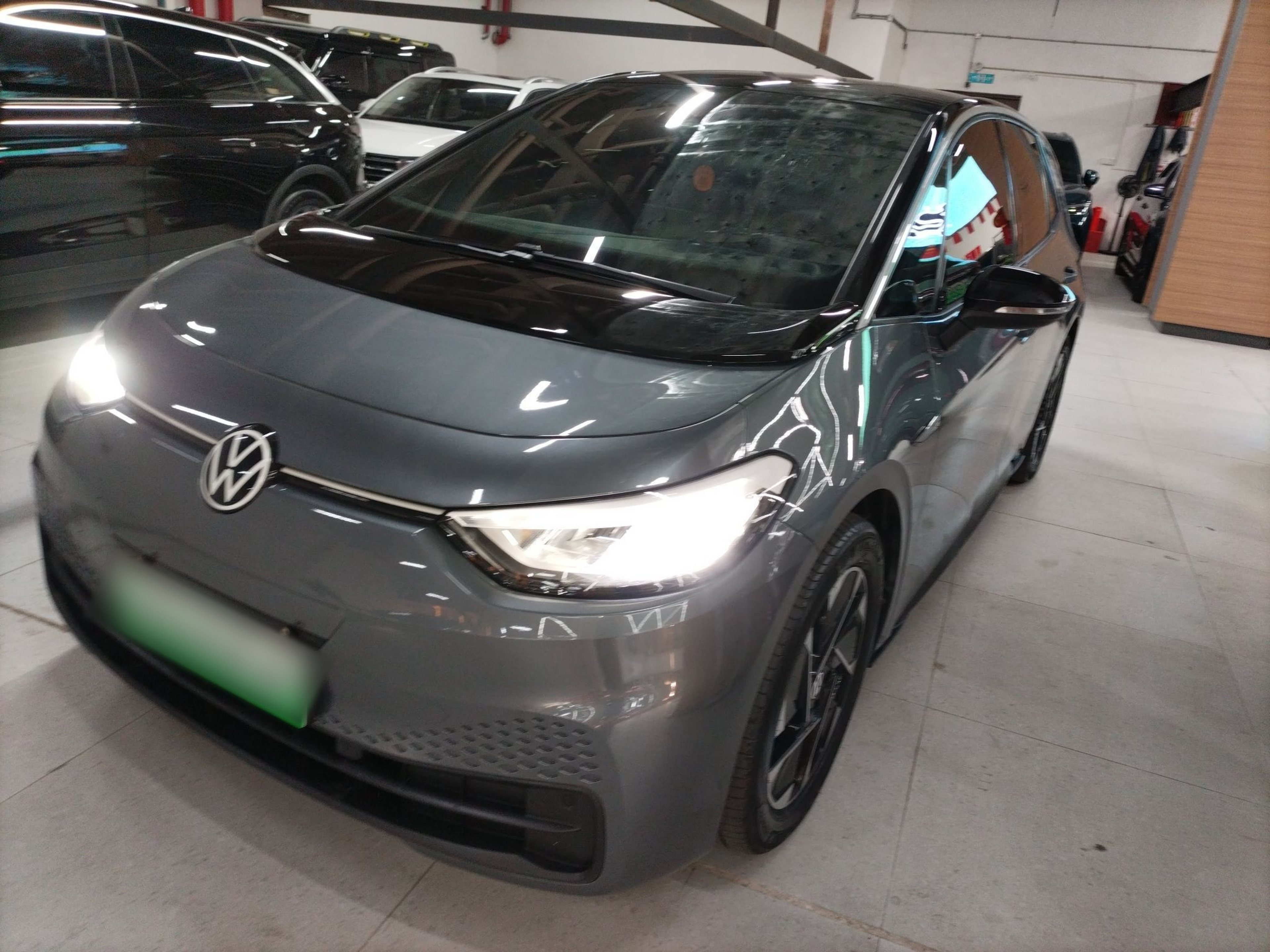 Под передней частью автомобиля