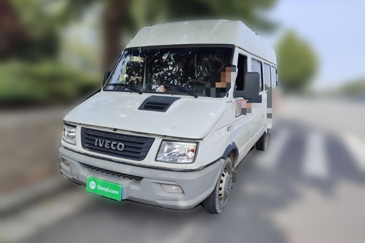 Used Iveco Daily 2021 2.5T A40 M1 Passenger Van 5-9 Seats Long Wheelbase Mid-Roof Design Dual Tires Manual Doors
