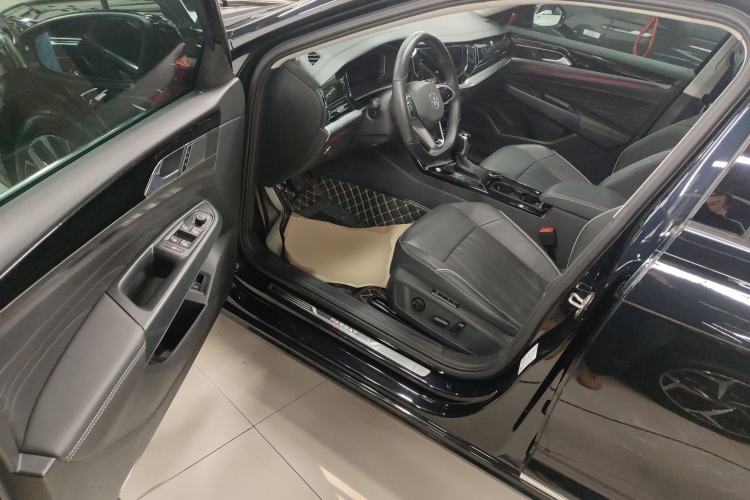 Used Volkswagen Passat 2022 330TSI Starry Luxury Edition – Exclusive Special Edition
