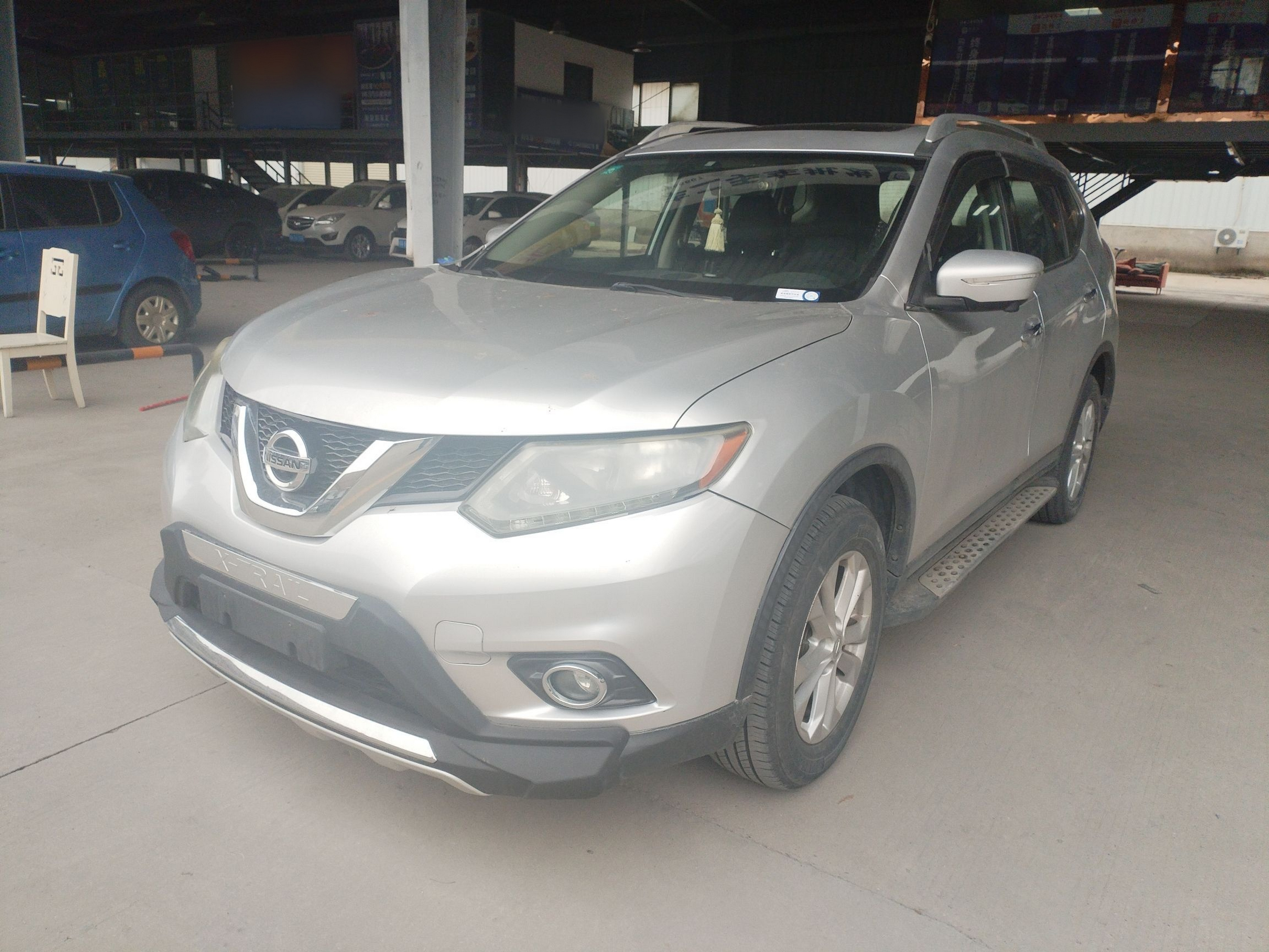 Под передней частью автомобиля