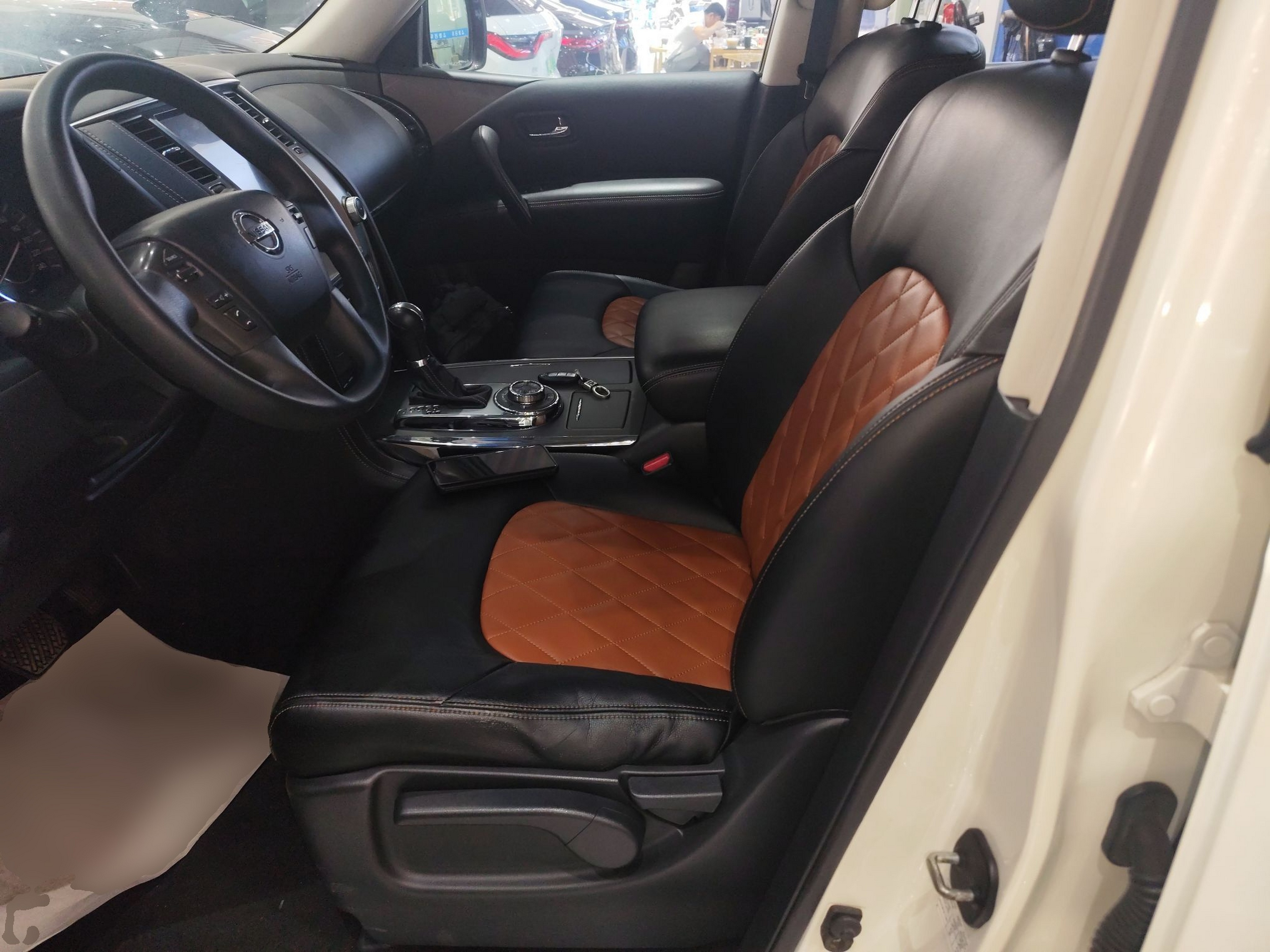 المقاعد الأمامية داخل السيارة