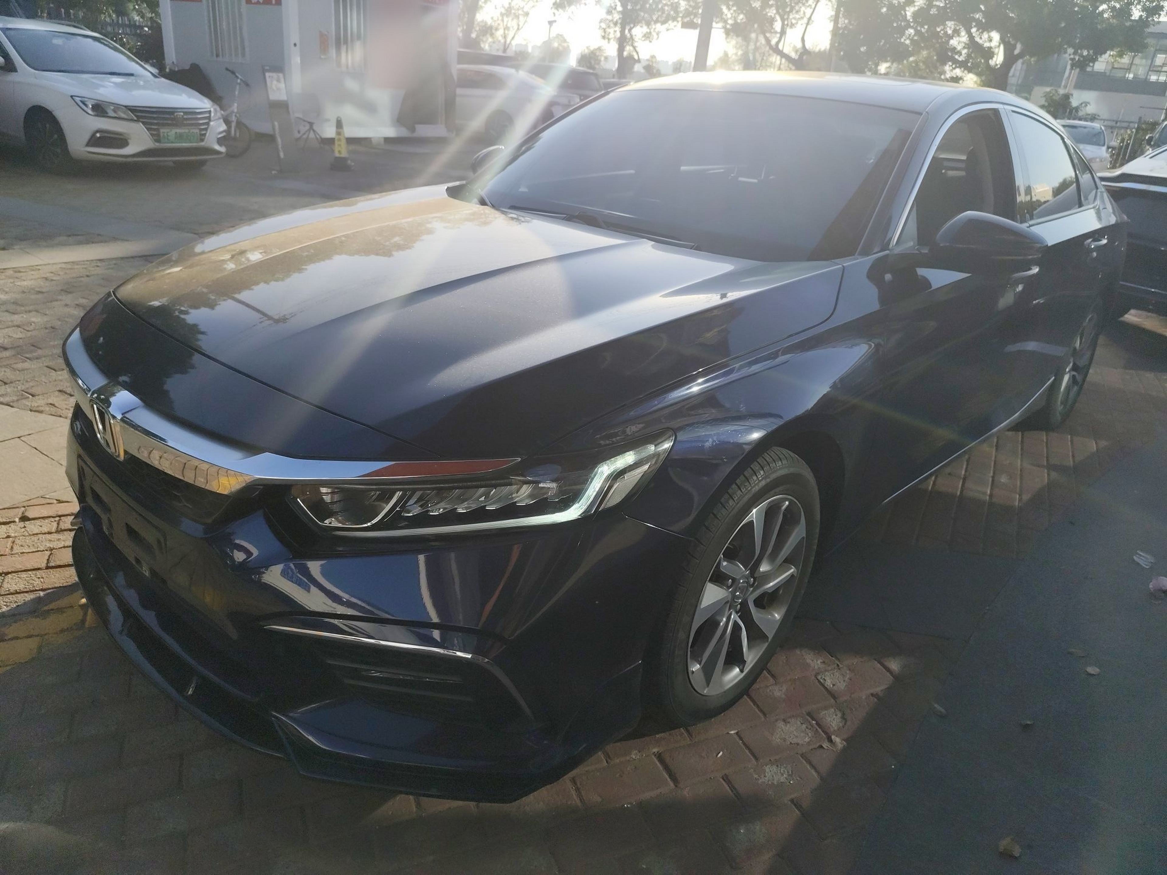 تحت مقدمة السيارة