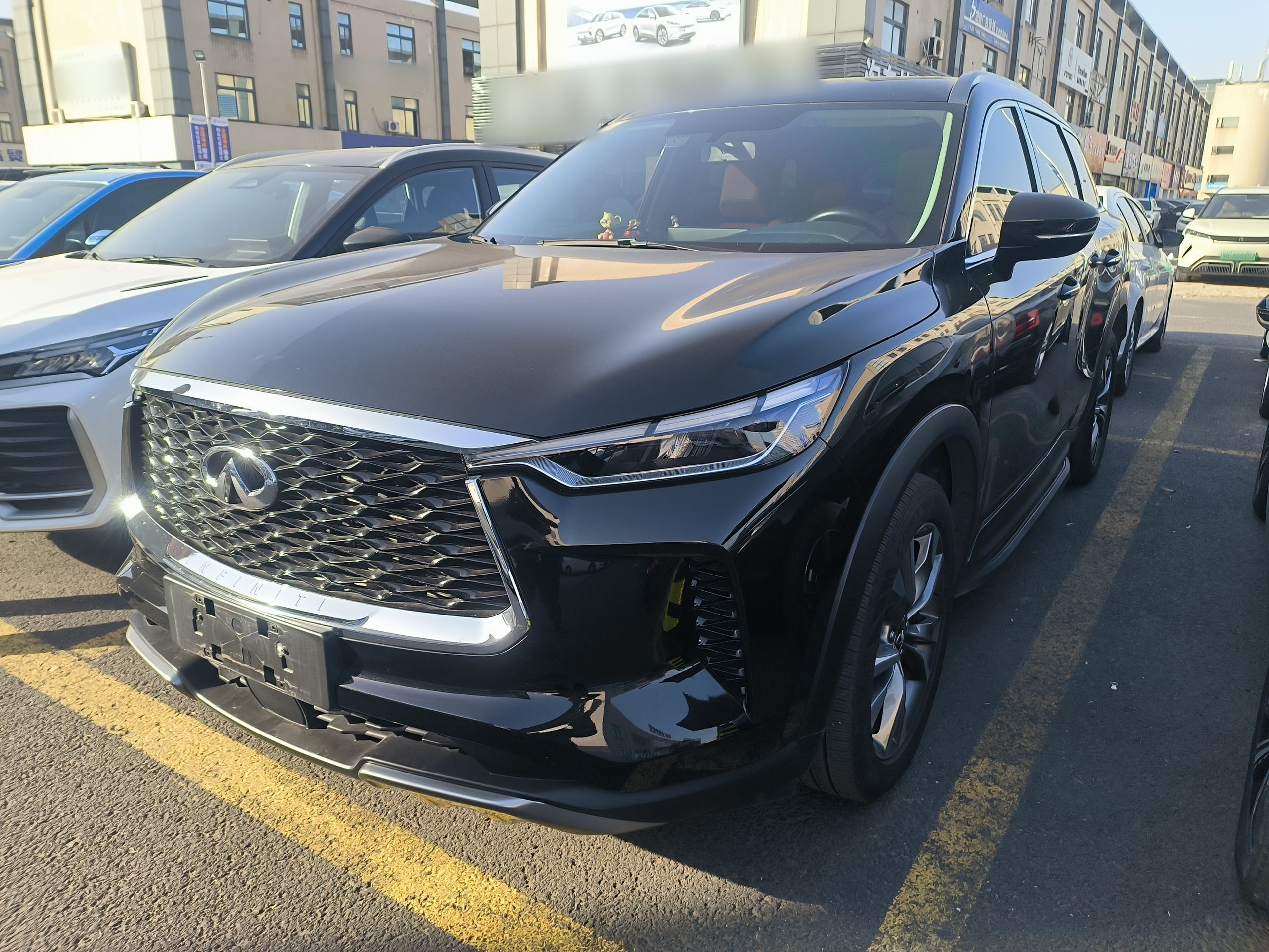 Под передней частью автомобиля