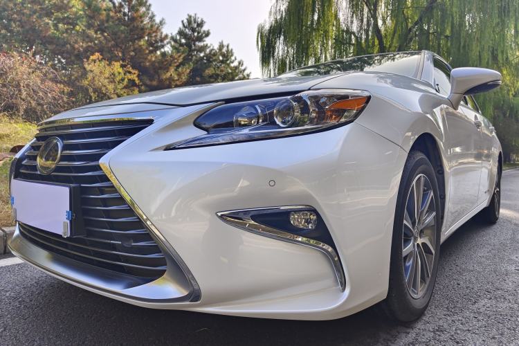 Used Lexus ES 2015 300h Comfort Edition
