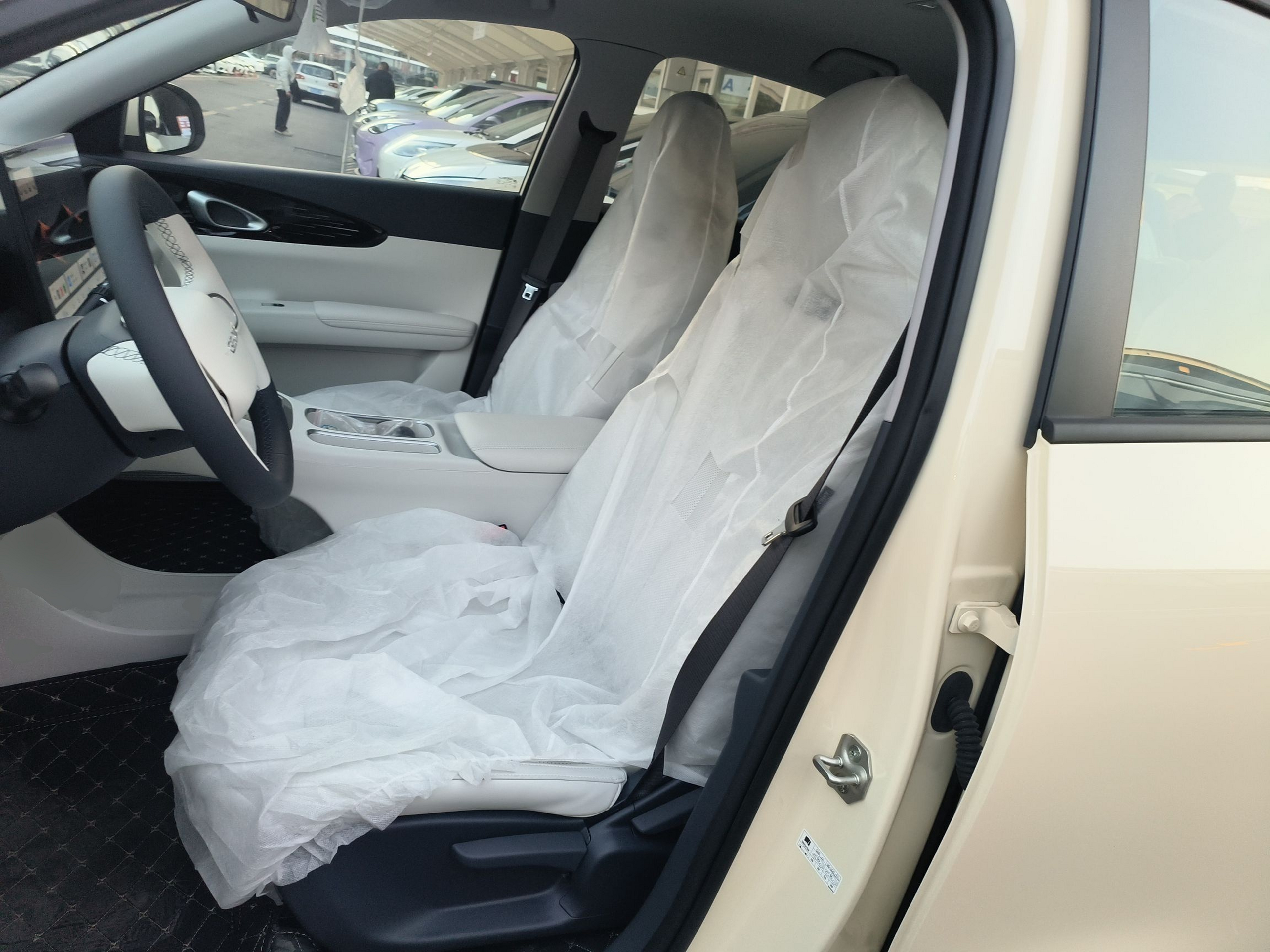 المقاعد الأمامية داخل السيارة