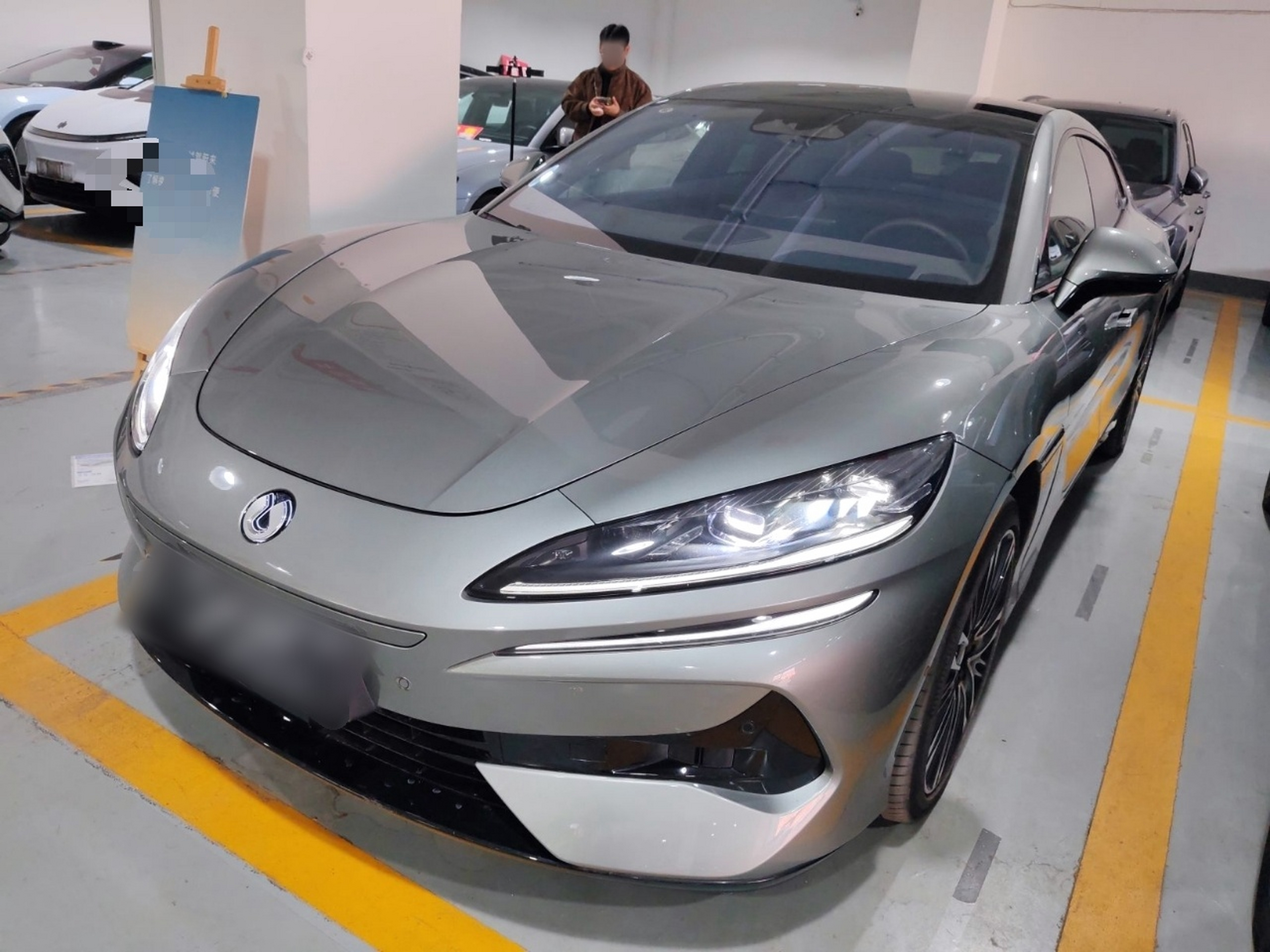 تحت مقدمة السيارة