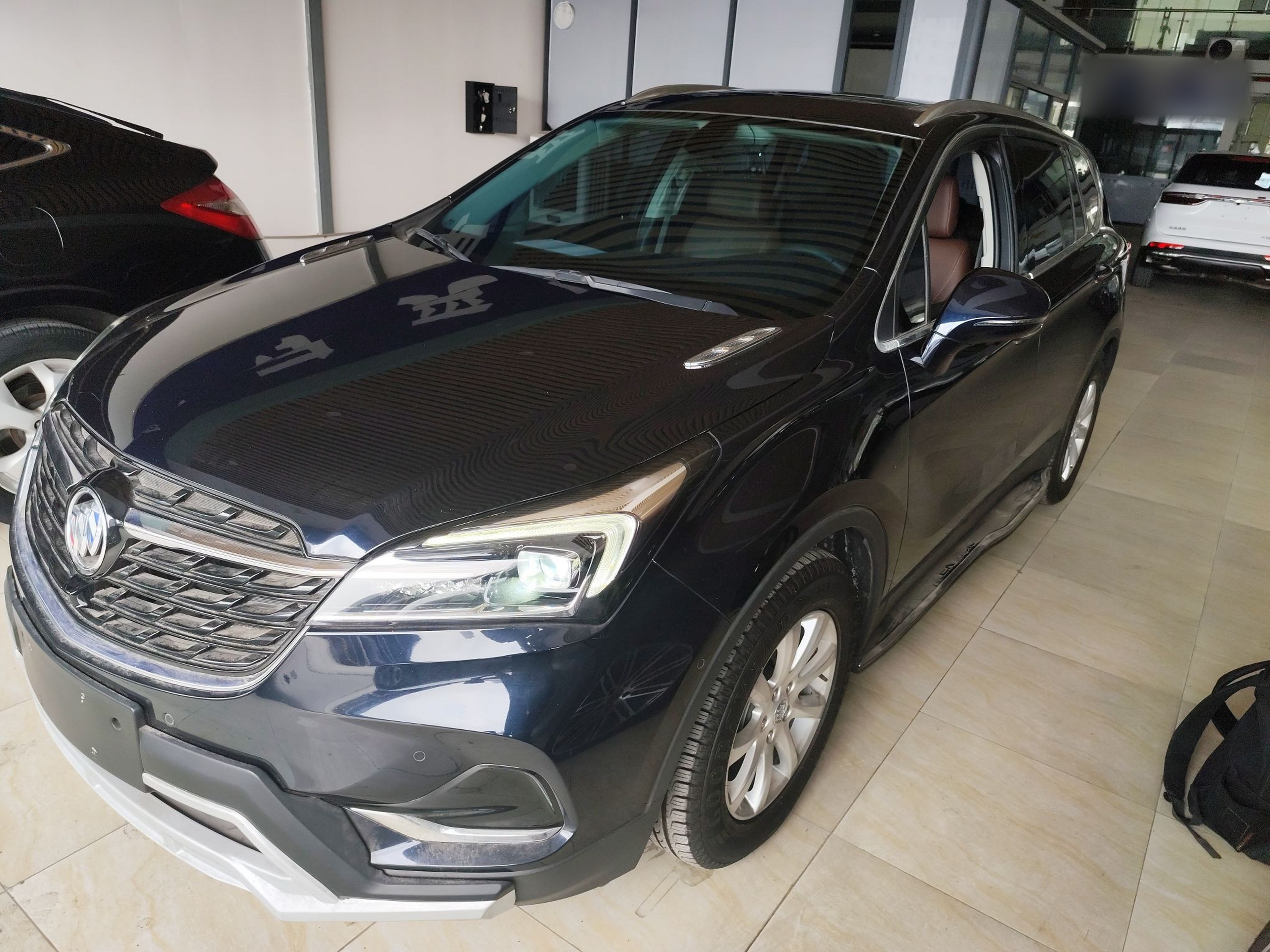 Под передней частью автомобиля