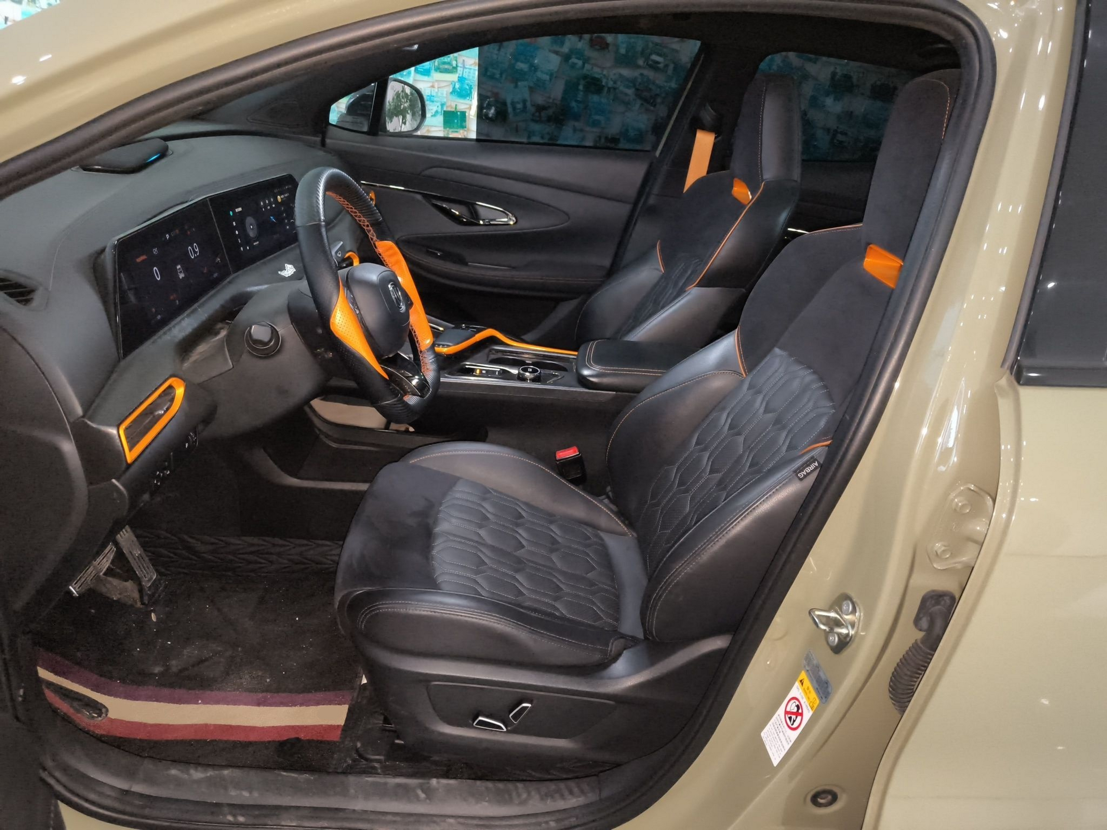 المقاعد الأمامية داخل السيارة