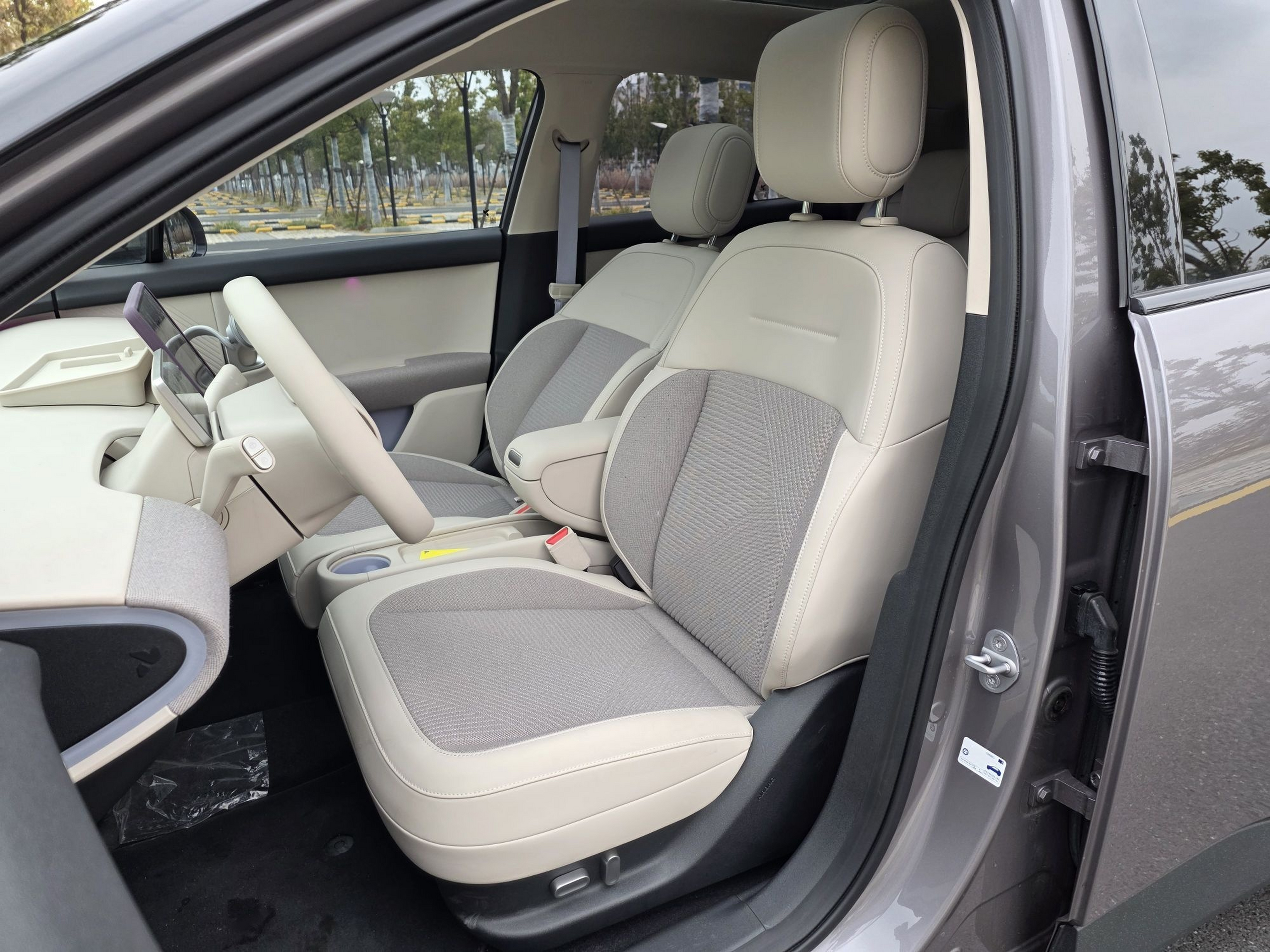 Переднее сиденье в автомобиле