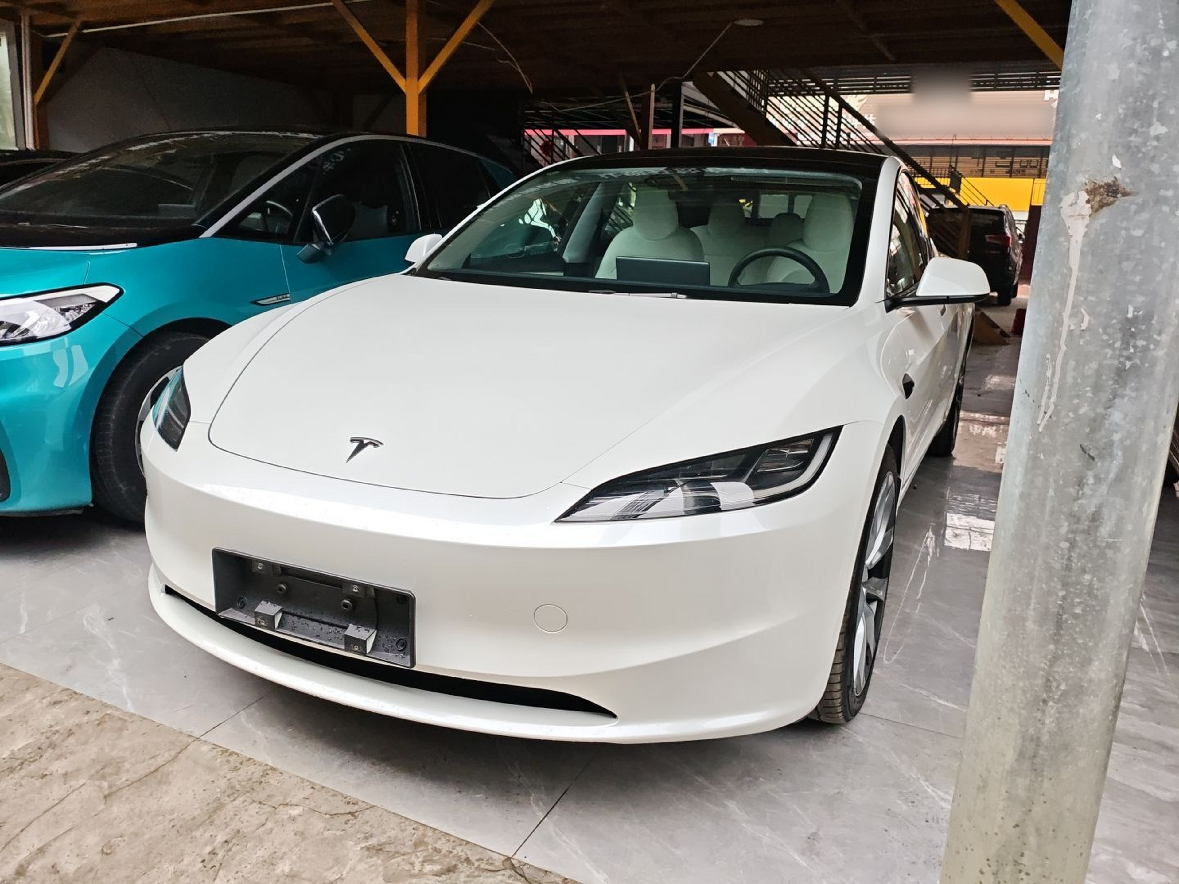 Под передней частью автомобиля