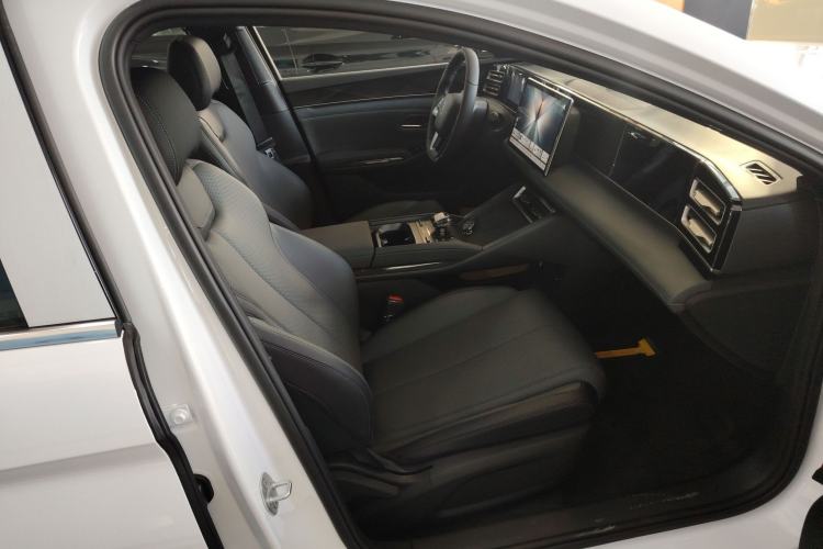 Used BYD Qin L 2025 DM-i Smart Drive 80KM Leading Model
