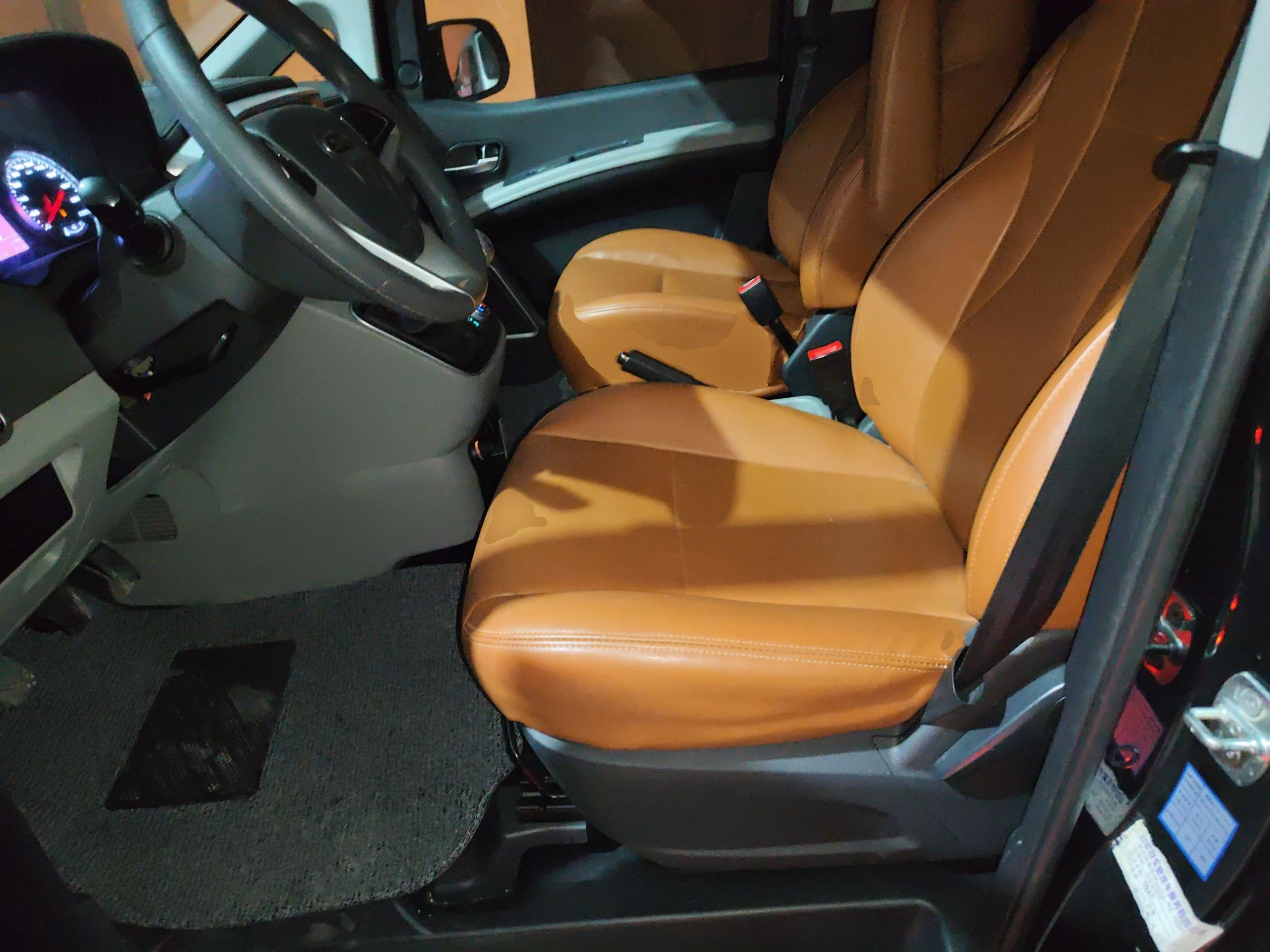 Переднее сиденье в автомобиле