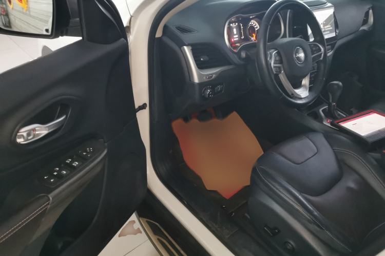 Used  Cherokee 2016 2.4L Leading Edition