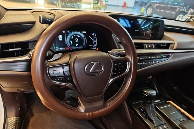 Used Lexus ES 2020 300h Premier Edition
